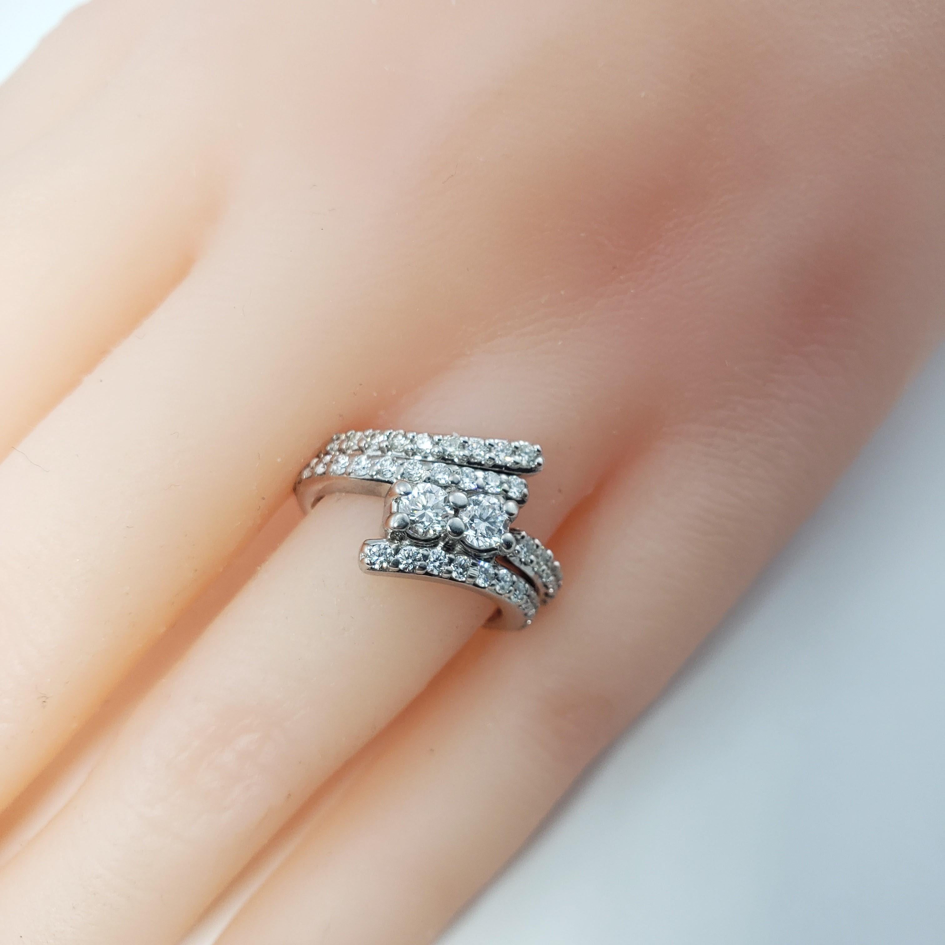 Anello con diamante in oro bianco 14 carati e fascia di rinforzo in vendita 4
