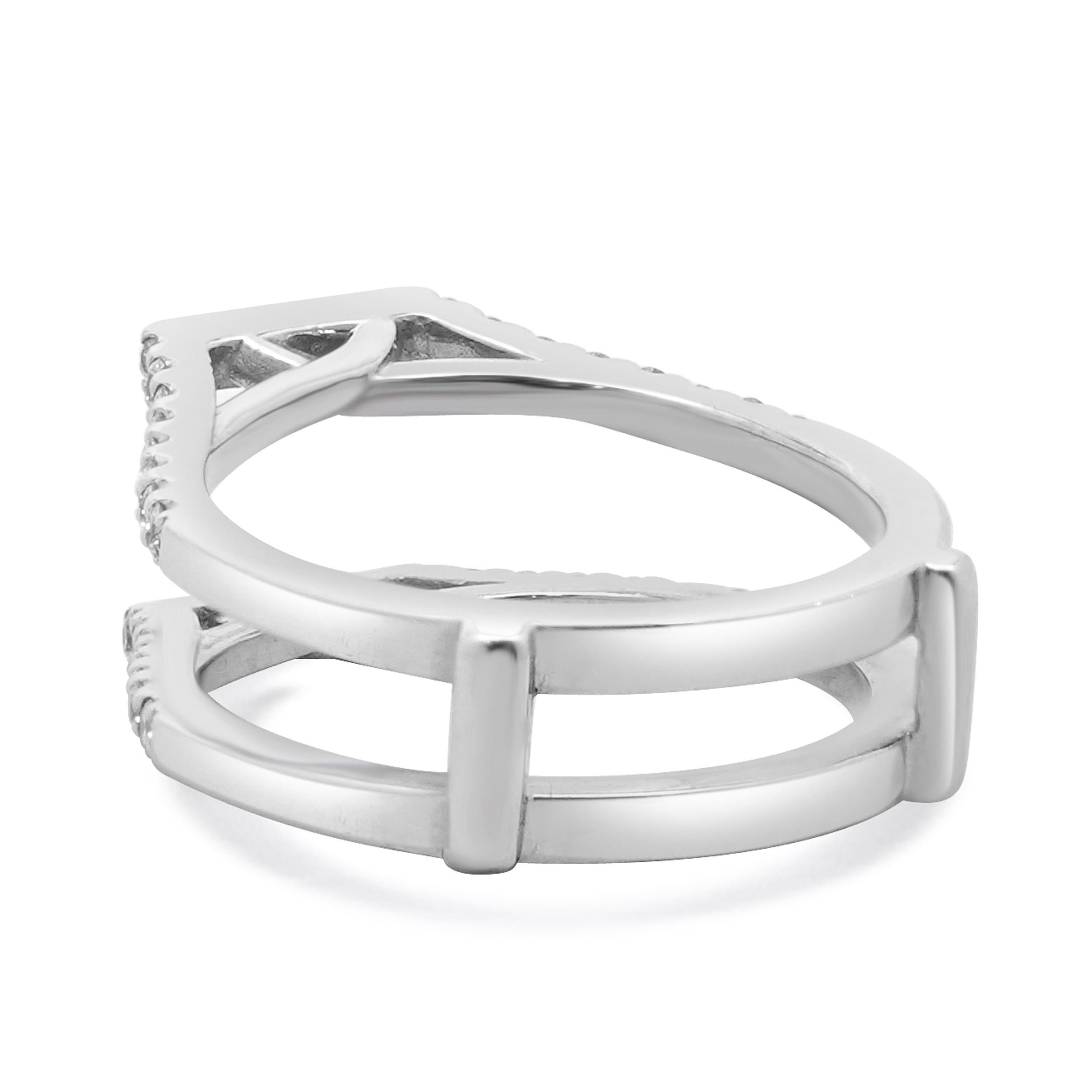 Taglio rotondo Anello con diamante in oro bianco 14 carati in vendita