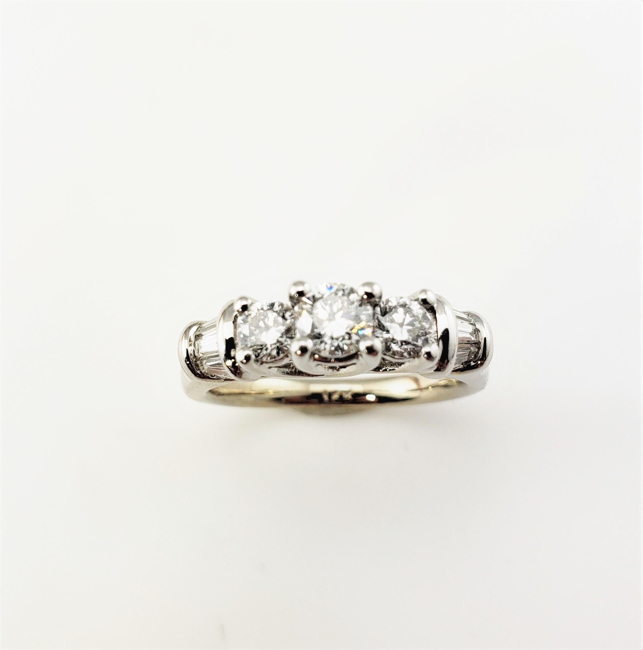 14 Karat Weißgold Diamantring Größe 6.25-

Dieser atemberaubende Ring verfügt über drei runde Diamanten im Brillantschliff (Mitte: 0,30 ct, Seiten: 0,16 ct) und sechs Baguette-Diamanten (je 0,02 ct), gefasst in wunderschön detailliertem 14-karätigem