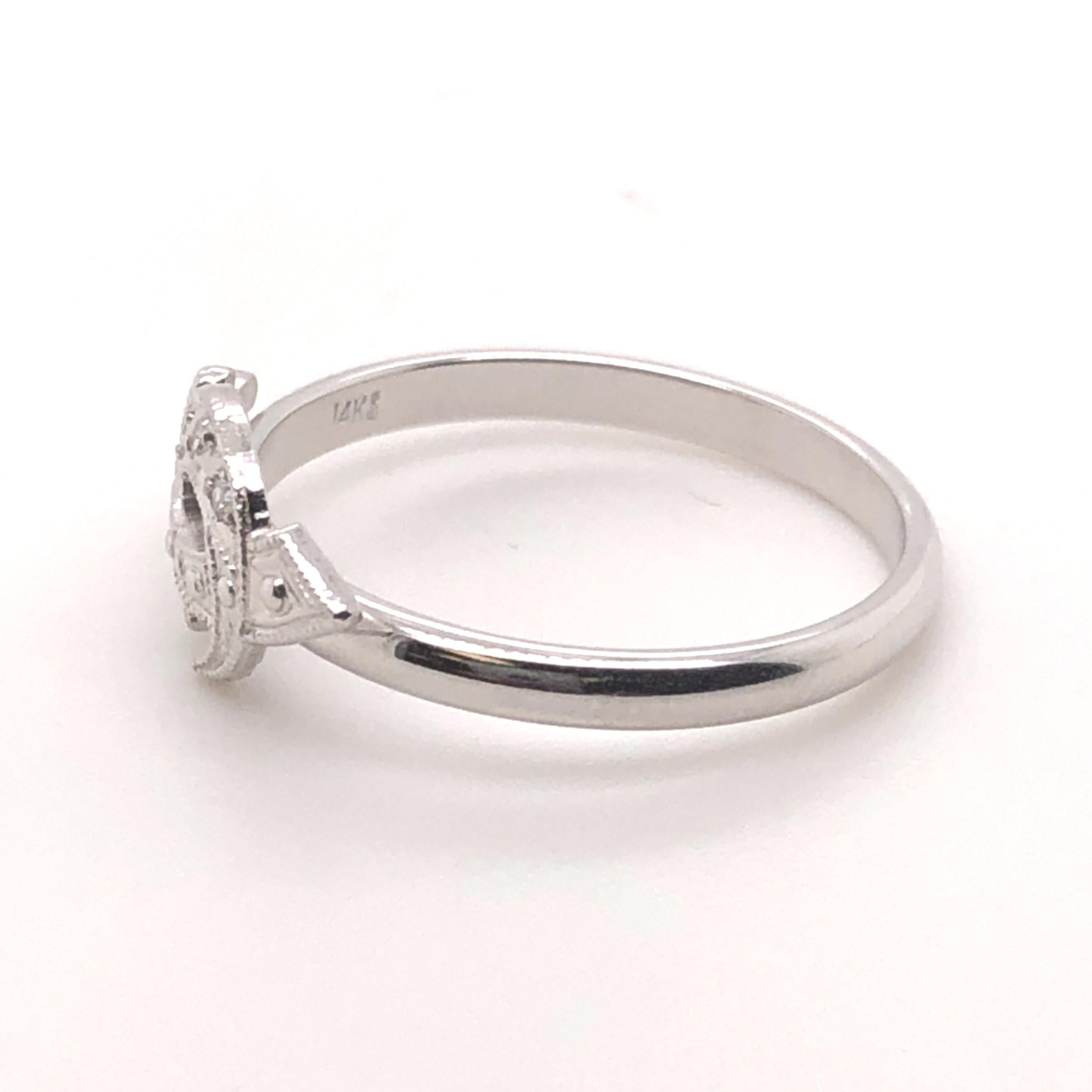 14 Karat Weißgold Ring mit 0,03 Karat Gesamtgewicht J Farbe SI1 Klarheit Diamanten in der Form eines Krummsäbels gesetzt.

Der Ring hat die Größe 7.

Der Ring war ursprünglich eine Stecknadel, die zu einem Ring umgebaut wurde.