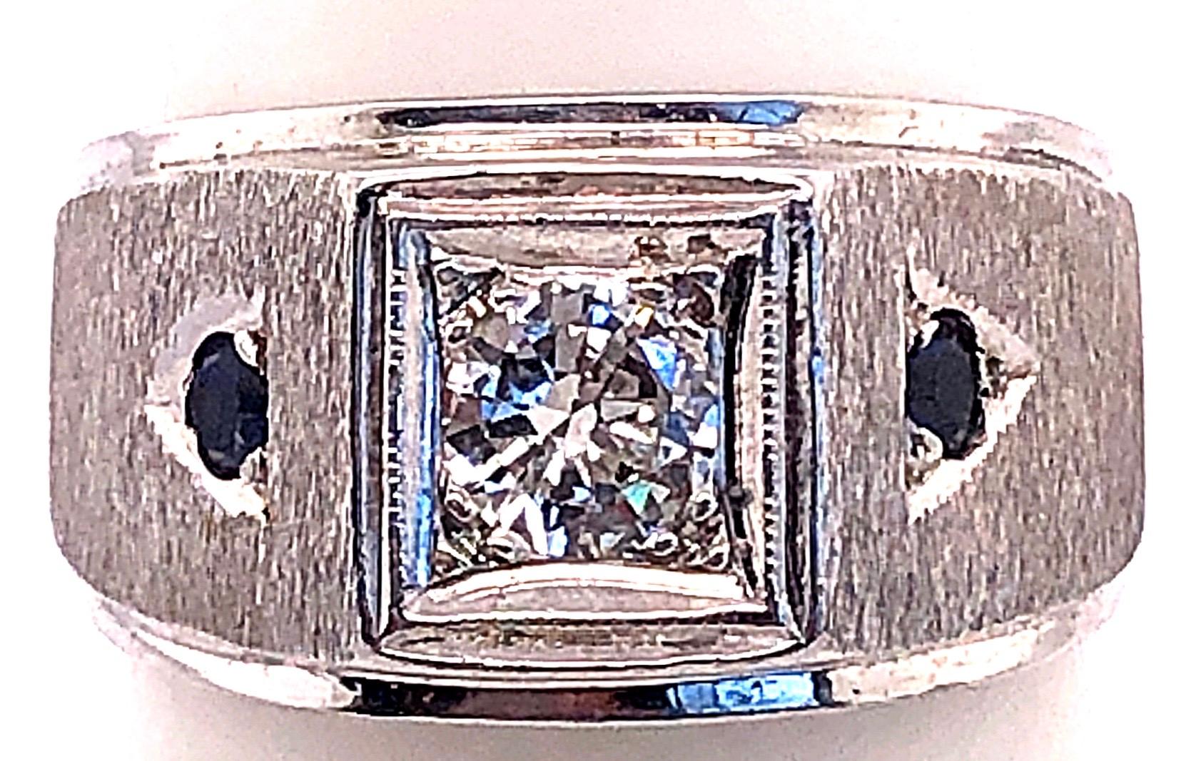 14 Karat Weißgold Diamant Solitär Band mit Saphir Akzente Größe 7.
0.80 Gesamtgewicht der Diamanten.
2 Stück runde Saphire.
8.47 Gramm Gesamtgewicht.
11.07 Ringhöhe.