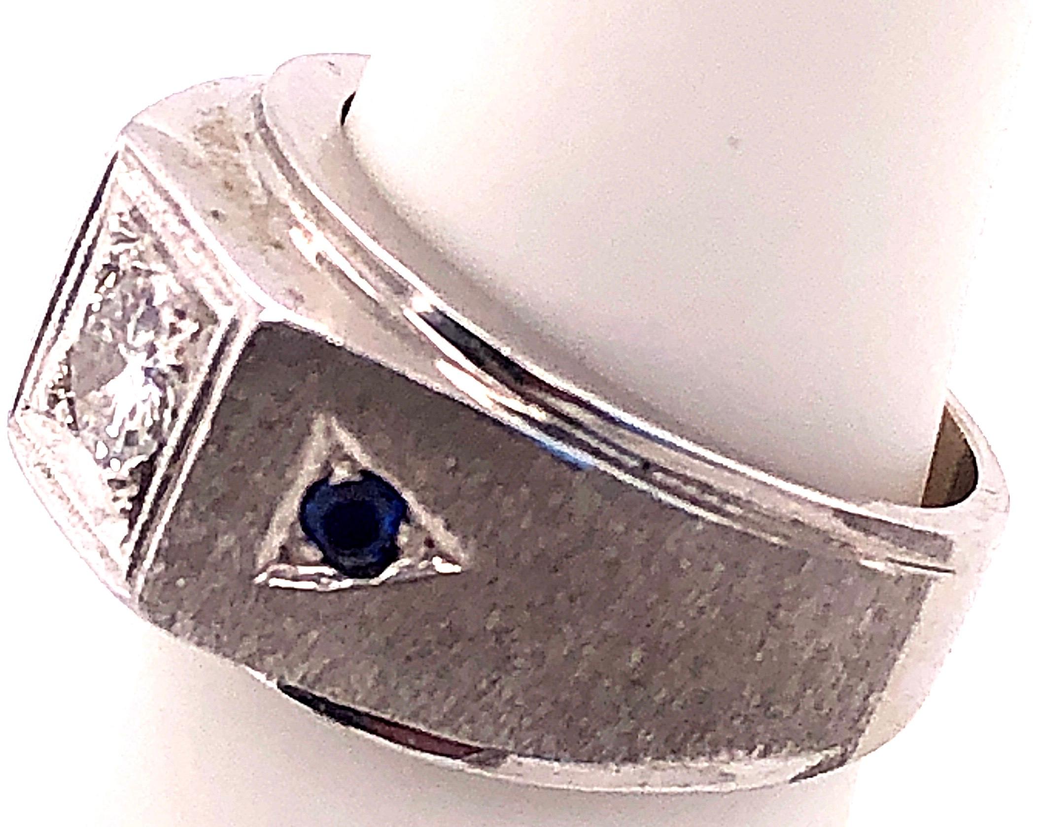 14 Karat White Gold Diamond Solitaire Band with Sapphire Accents In Good Condition For Sale In Stamford, CT