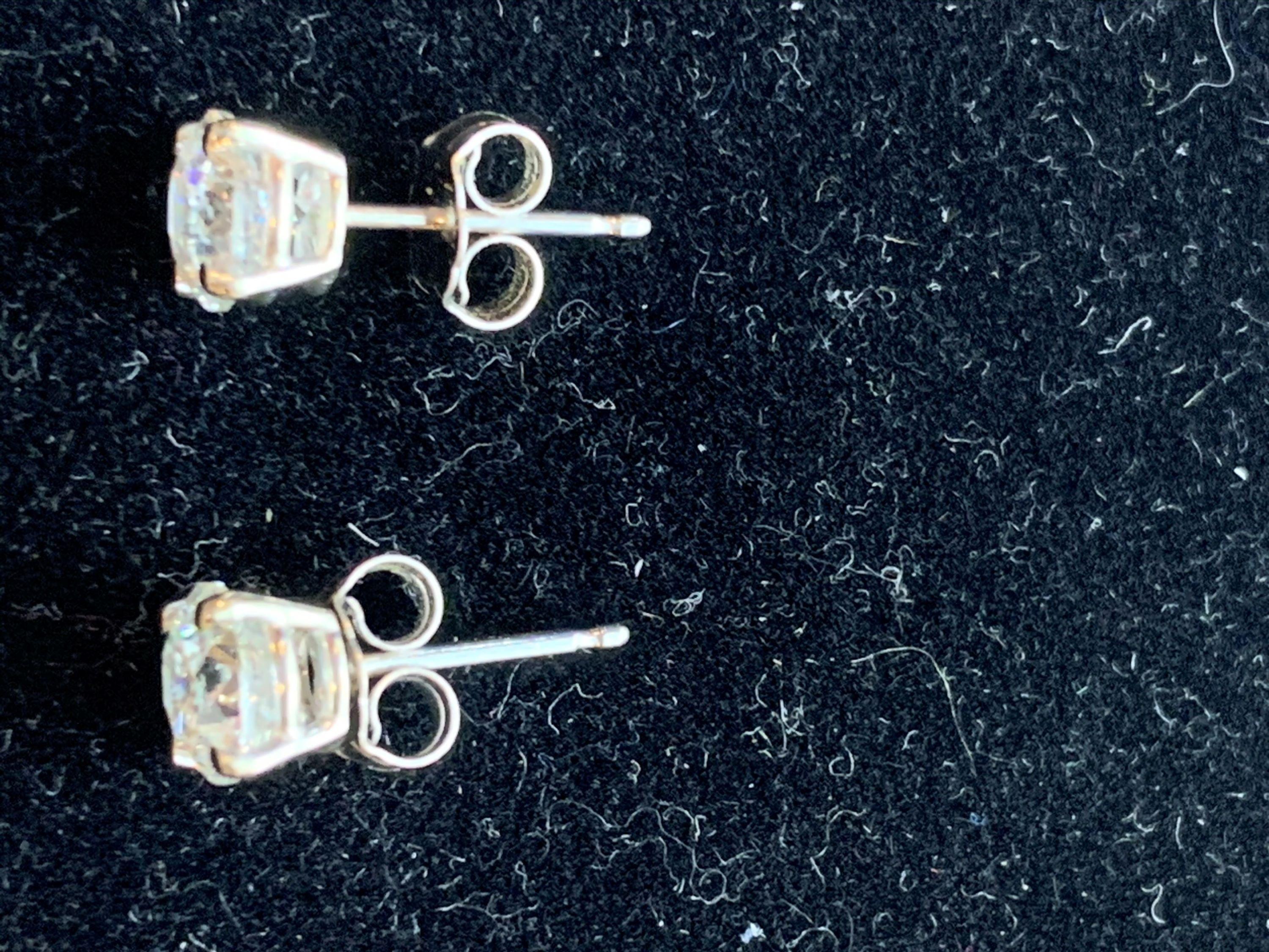 14 Karat White Gold Diamond Solitaire Earrings In Good Condition For Sale In Westfield, NJ