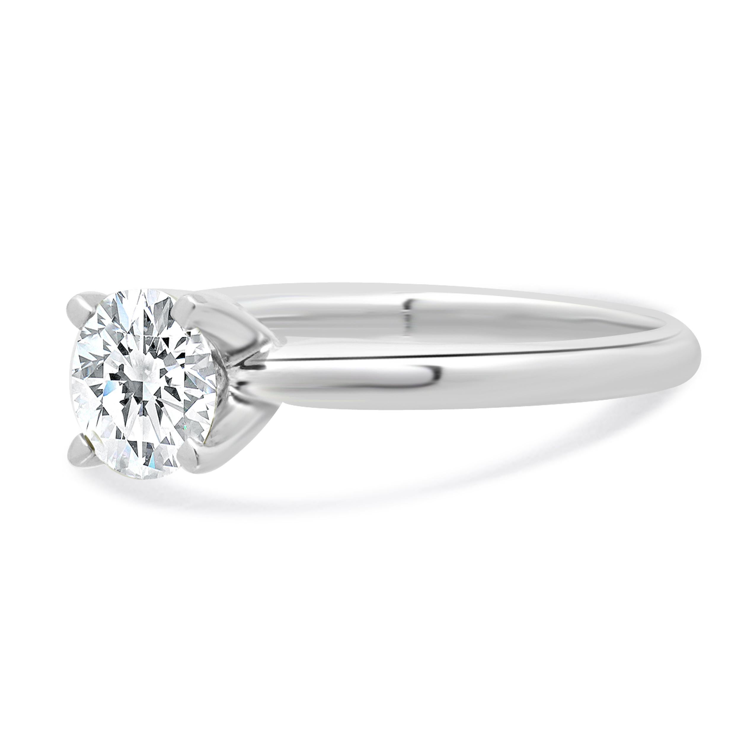 Concepteur : personnalisé
Matériau : Or blanc 14k
Diamant central : 1 taille ronde brillante = 1,00cttw
Couleur : J
Clarté : I2
Dimensions : la partie supérieure de l'anneau mesure 6.51 mm de large
Taille : 7
Poids : 2.7 grammes
