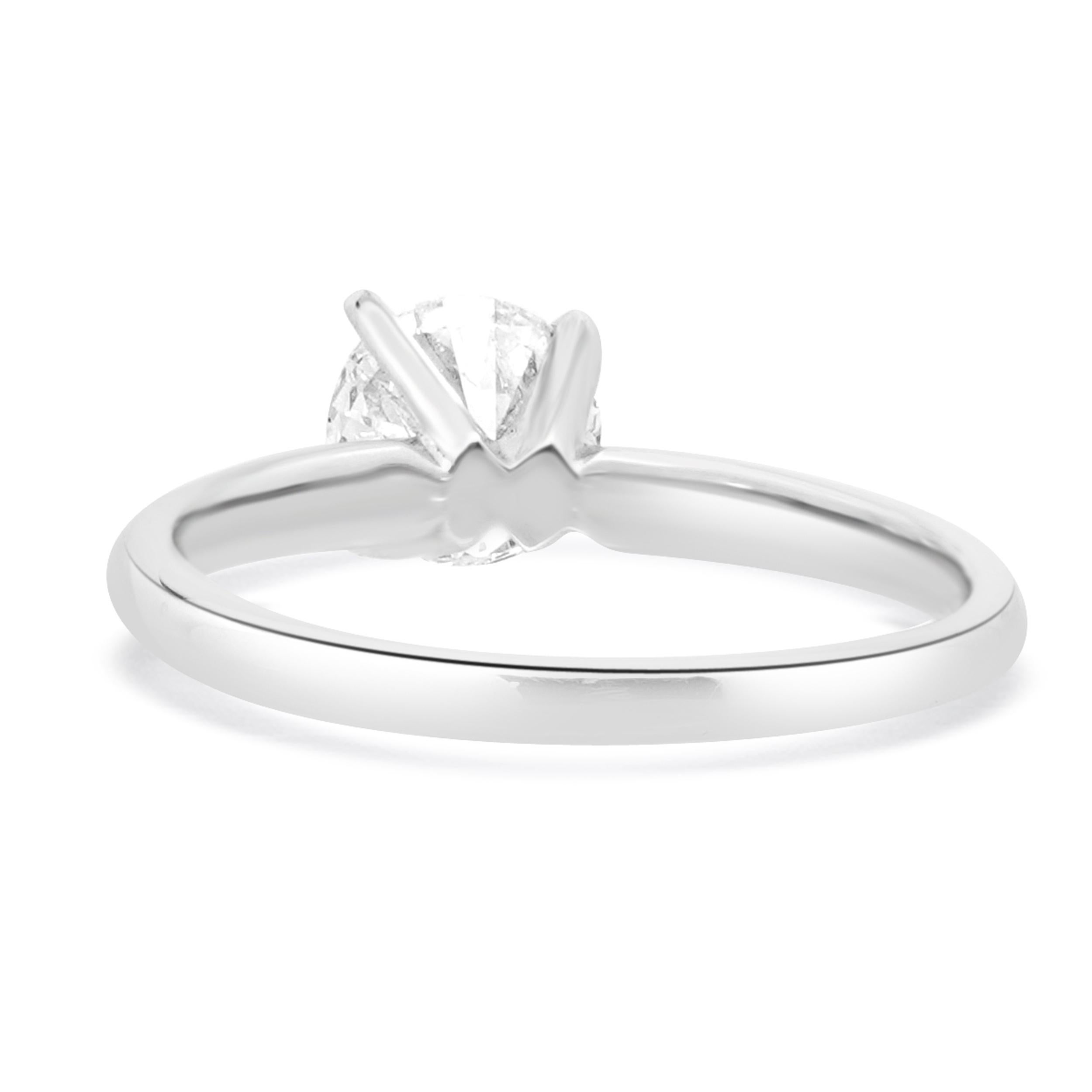 Taille ronde Bague de fiançailles solitaire en or blanc 14 carats avec diamant en vente