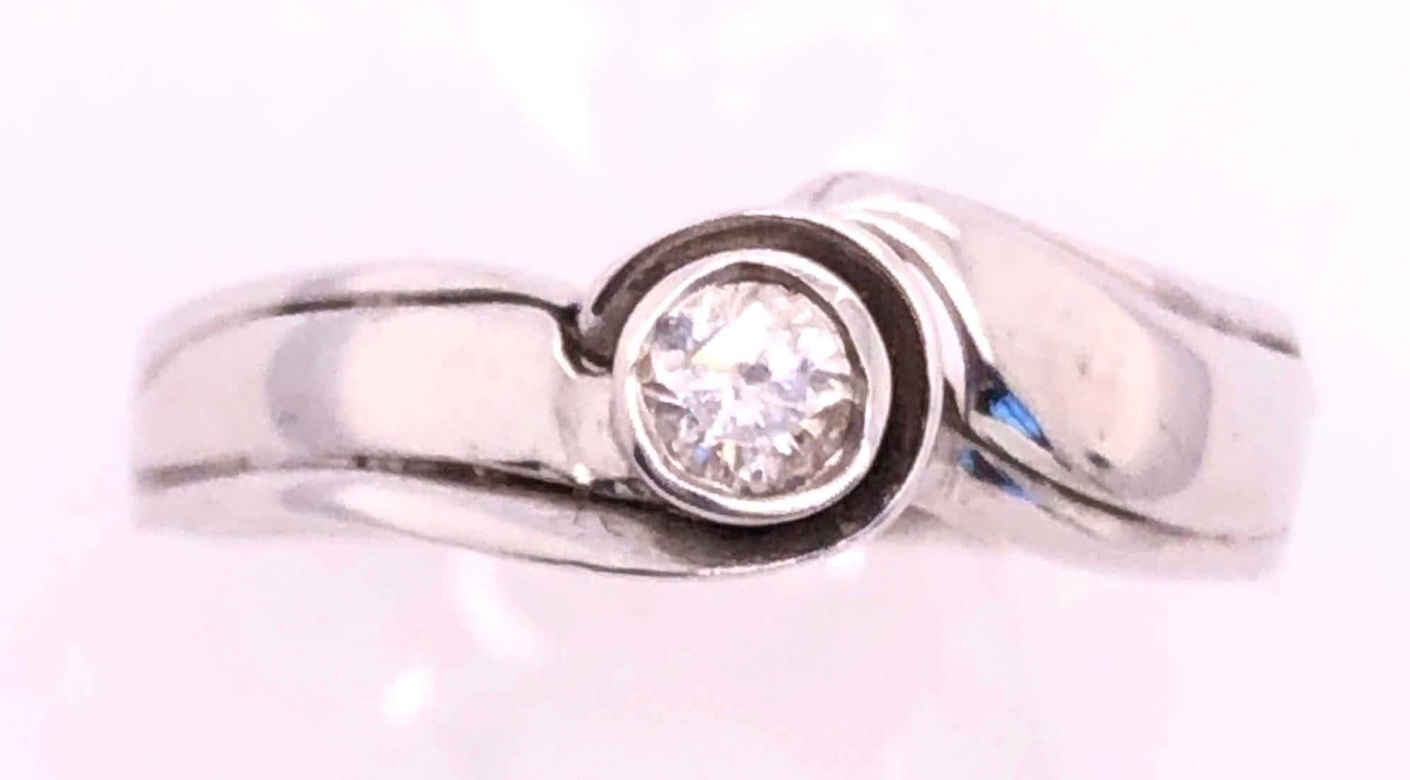 Bague de fiançailles solitaire en or blanc 14 carats avec diamants Bon état - En vente à Stamford, CT