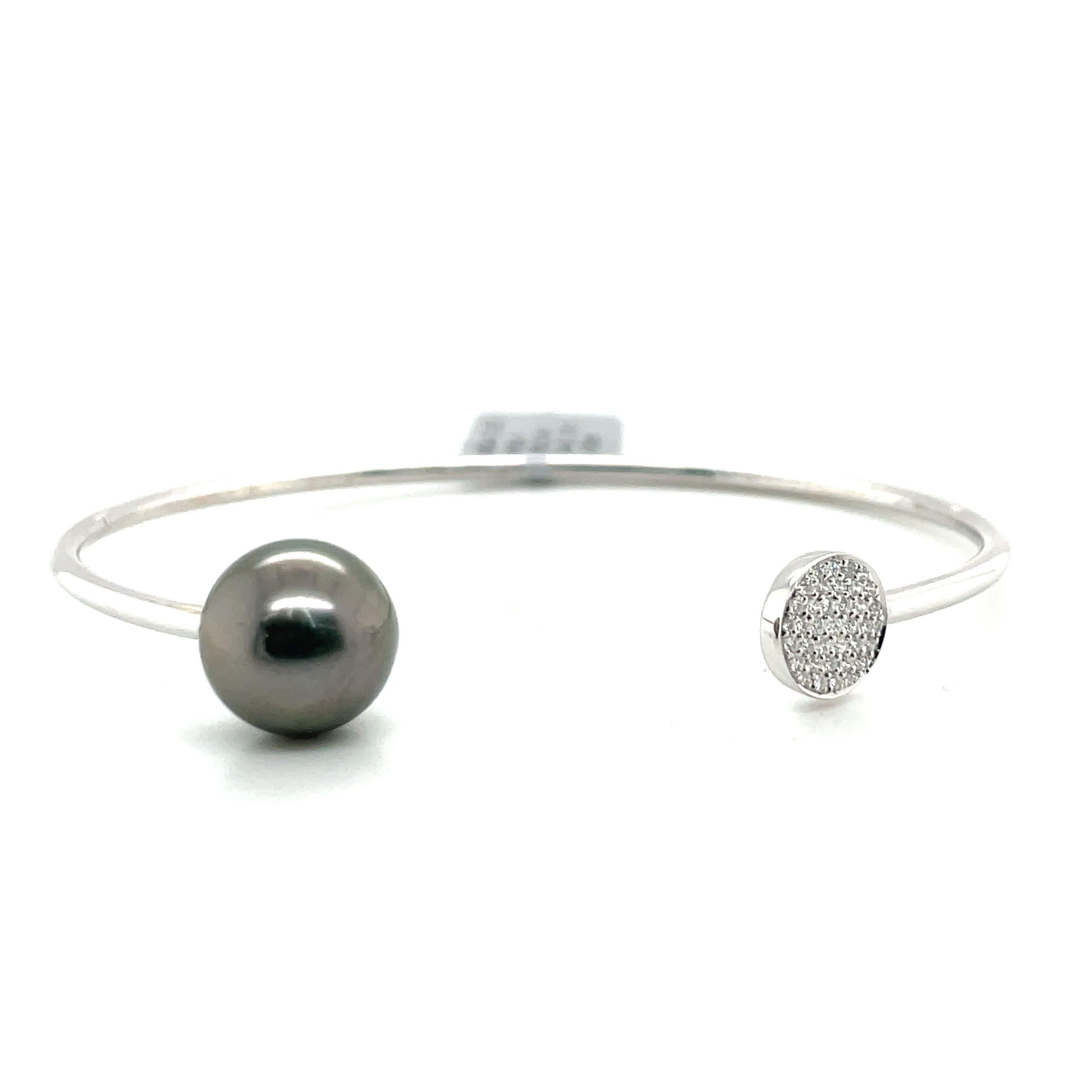 Bracelet jonc ouvert en or blanc 14 carats avec diamants et perles des mers du Sud de 0,13 carat Neuf - En vente à New York, NY
