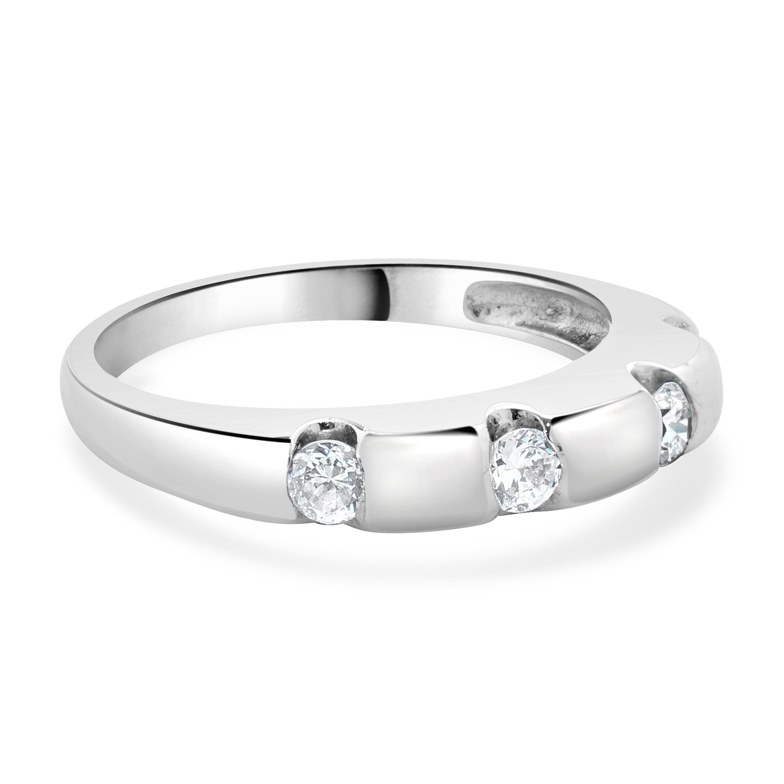 Designer: Personalizzato
Materiale: oro bianco 14 carati
Diamanti: 4 diamanti rotondi taglio brillante = 0,24cttw
Colore: H
Chiarezza: SI1
Taglia: 5 taglie disponibili 
Dimensioni: l'anello misura 3 mm di larghezza
Peso: 2.88 grammi
