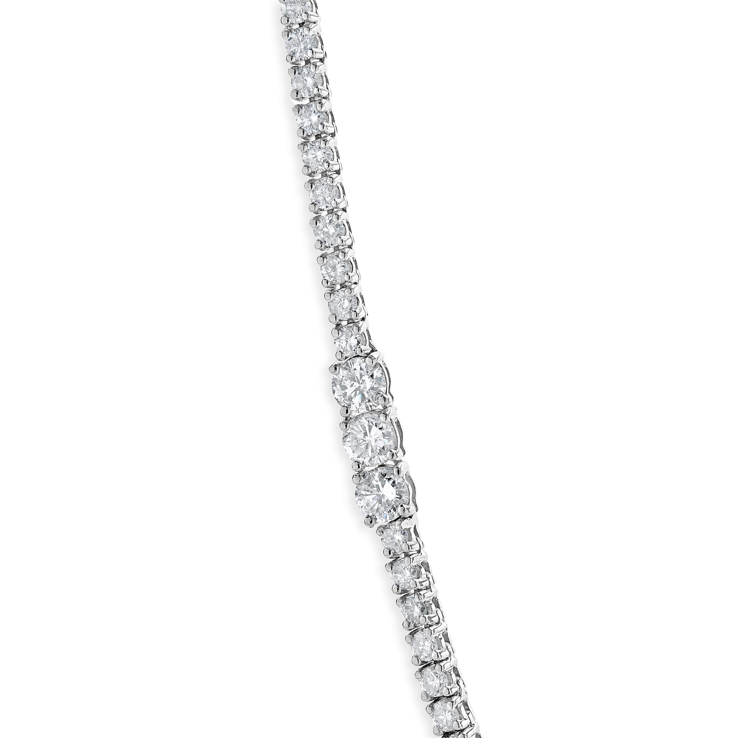 Taglio rotondo Collana Tennis Station con diamanti in oro bianco 14 carati in vendita