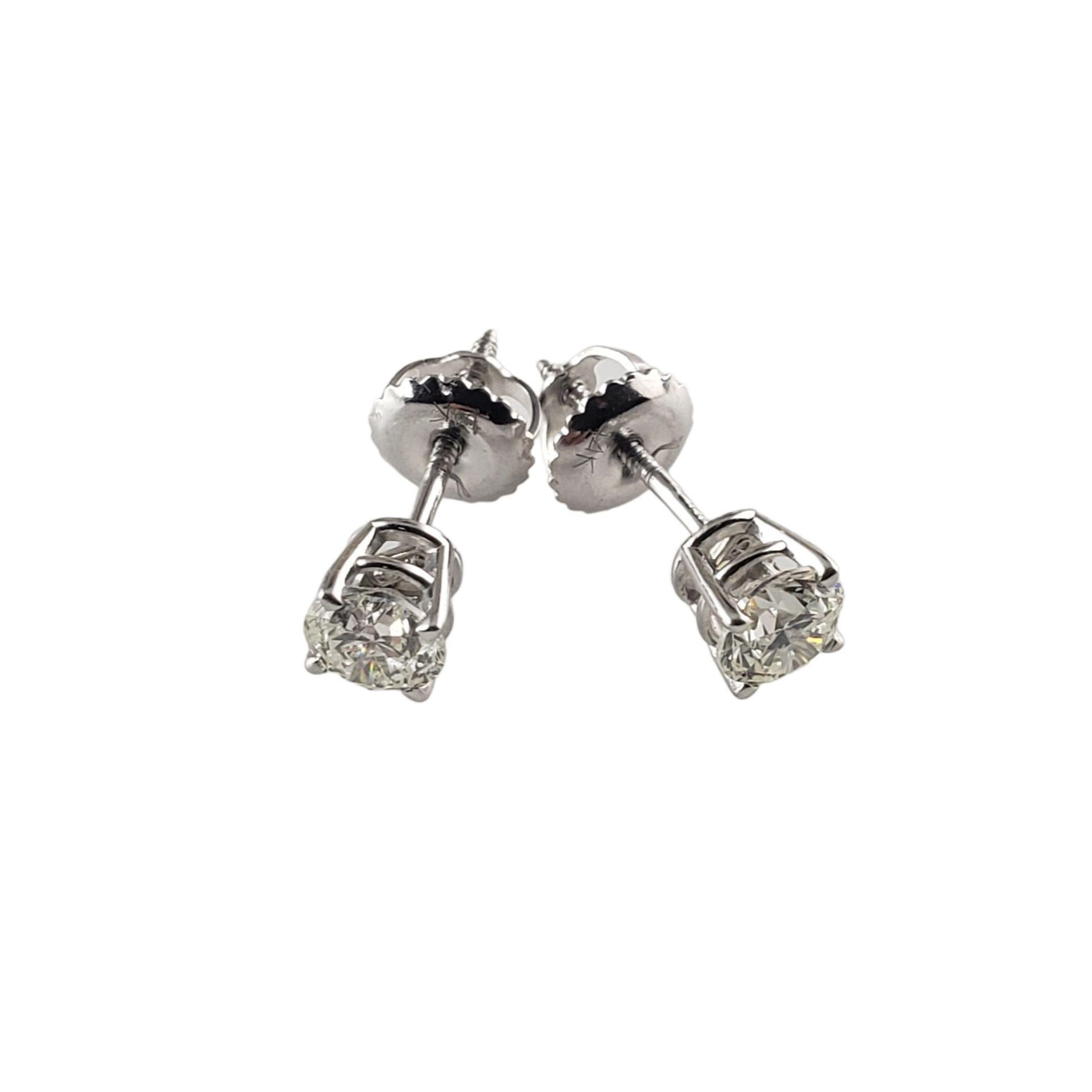 Questi scintillanti orecchini presentano ciascuno un diamante rotondo taglio brillante incastonato nel classico oro bianco 14K. Chiusure a vite.

Peso approssimativo del diamante: .60 ct.

Colore del diamante: I

Chiarezza del diamante: