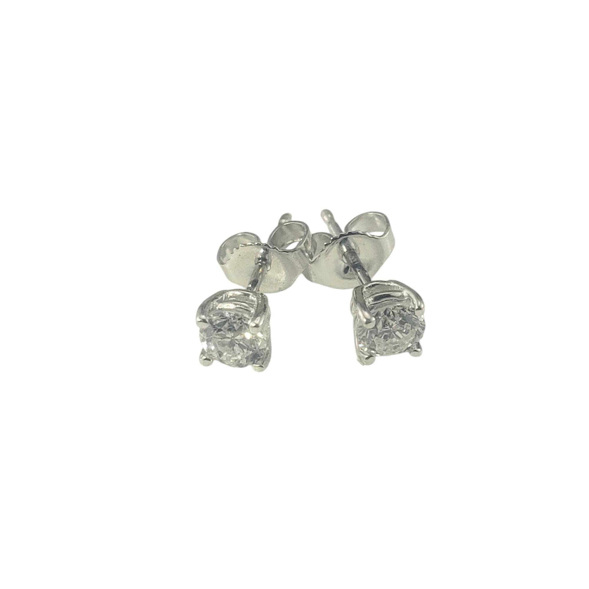 Orecchini con diamanti in oro bianco 14 carati.

Questi scintillanti orecchini a perno presentano ciascuno un diamante rotondo taglio brillante incastonato in oro bianco 14K. Chiusure push back.

Peso totale approssimativo del diamante: .44