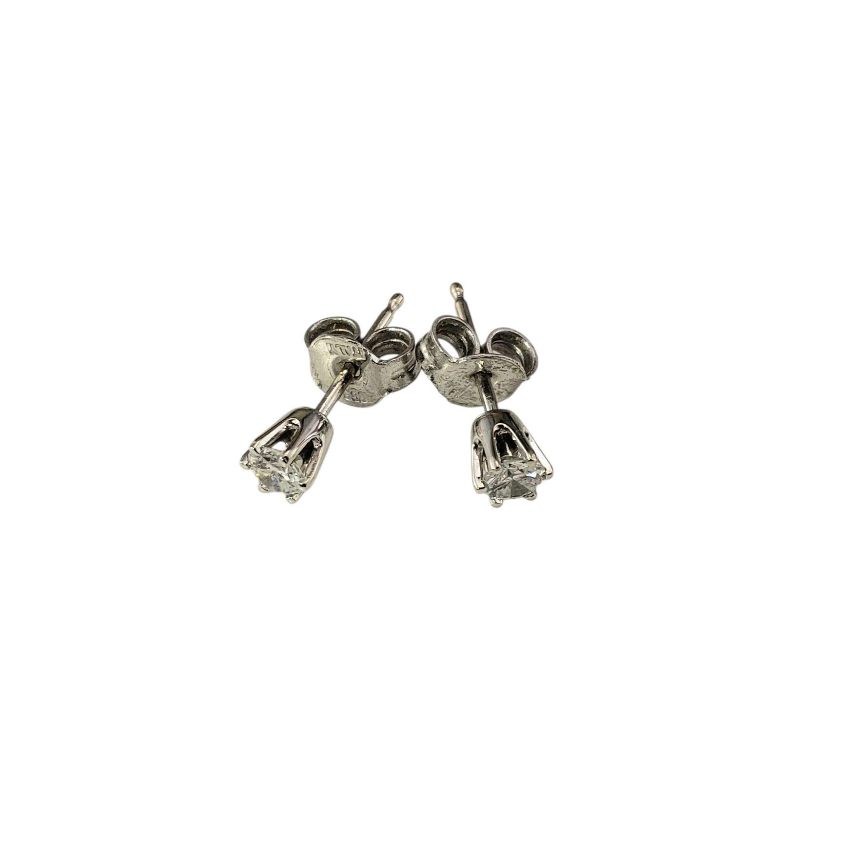 14 Karat Weißgold Diamant-Ohrstecker-

Diese klassischen Ohrstecker aus 14-karätigem Weißgold sind mit je einem runden Diamanten im Brillantschliff in einer schlanken Sechs-Zacken-Fassung ausgestattet und bieten einen klaren und modernen Look, der