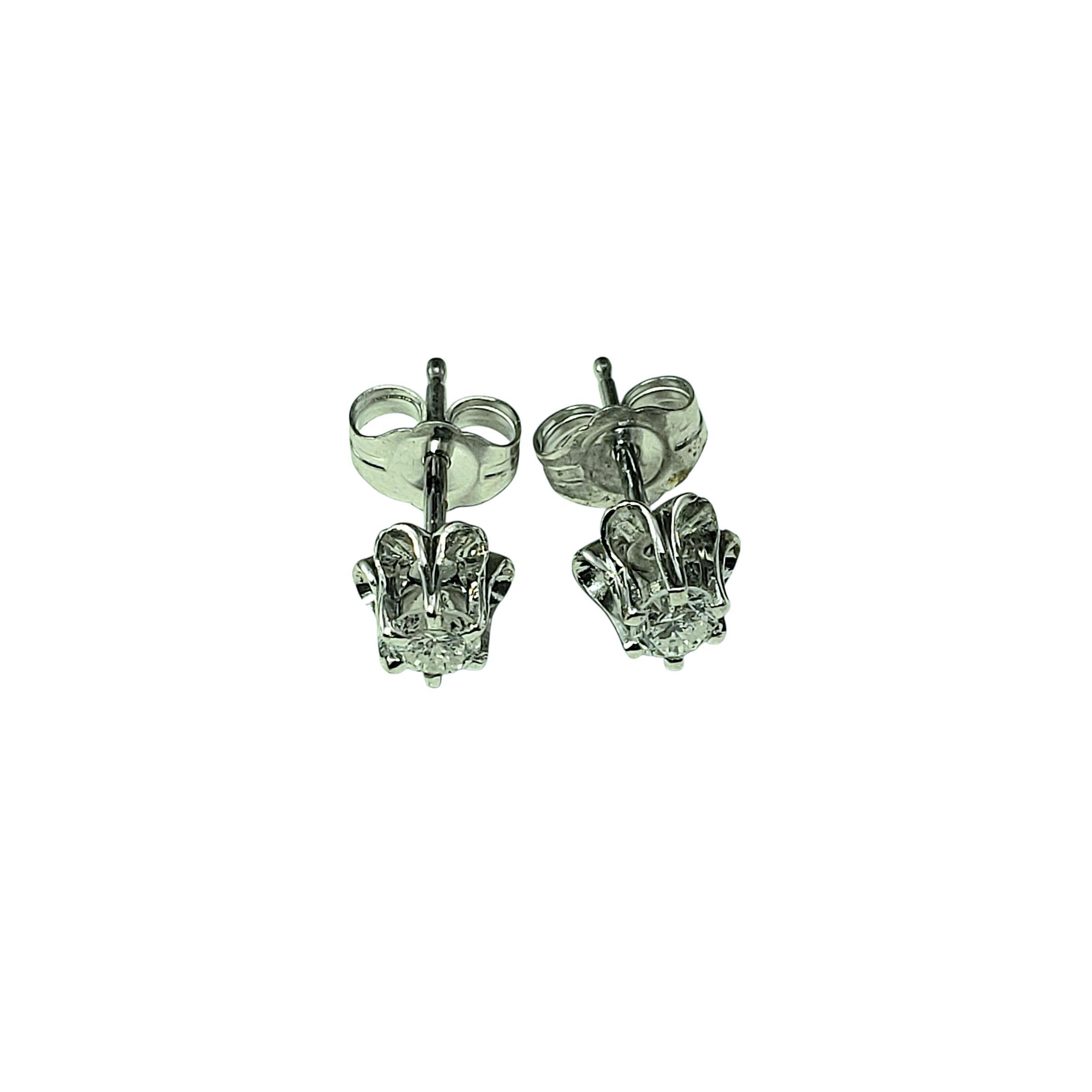 Orecchini con diamanti in oro bianco 14 carati.

Questi scintillanti orecchini a perno in oro bianco 14K presentano ciascuno un diamante rotondo taglio brillante incastonato in un'elegante montatura a forma di petalo. Chiusure push back.

Peso