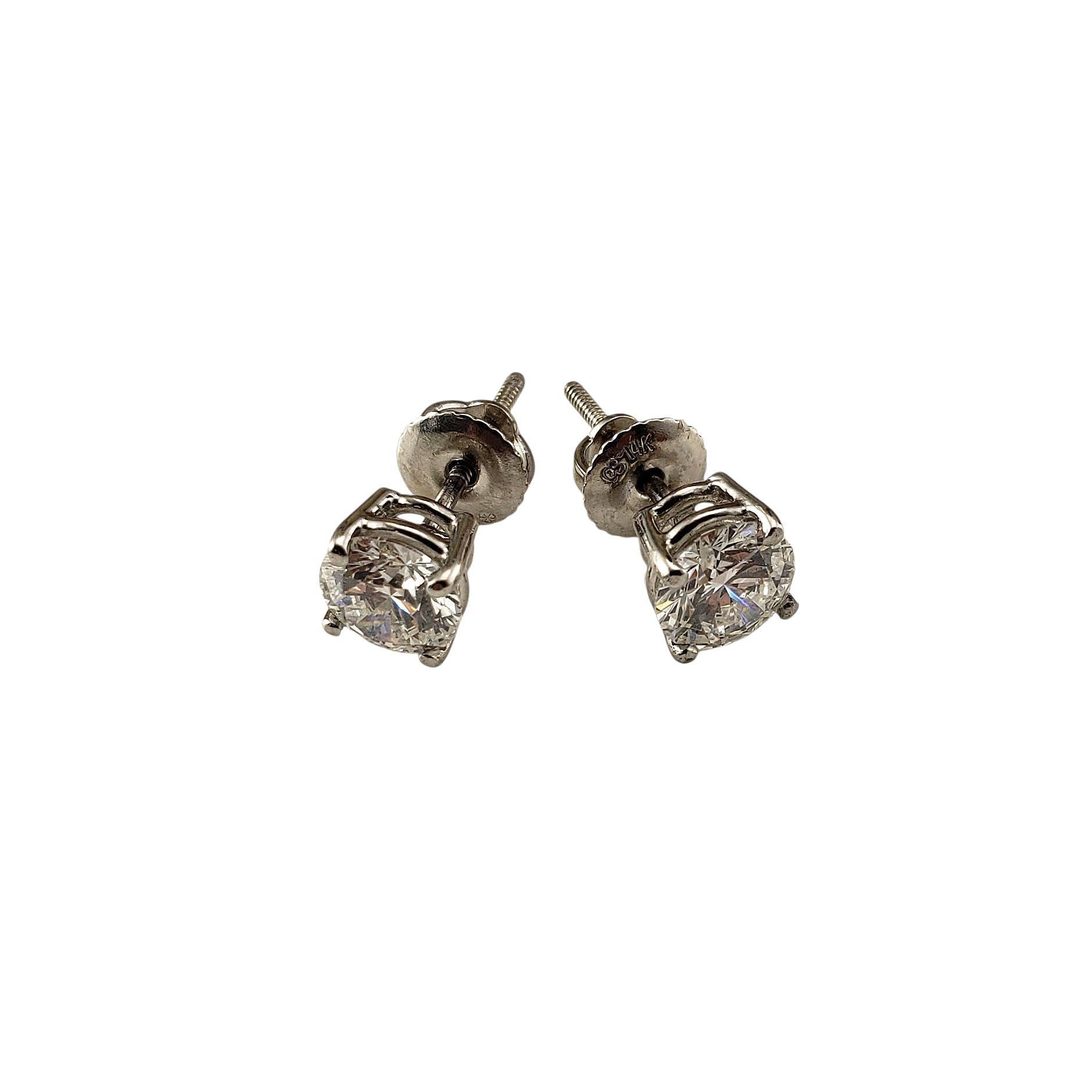 Boucles d'oreilles en or blanc 14K avec diamants-

Intemporelles et élégantes, ces boucles d'oreilles en or blanc 14 carats sont ornées d'un diamant rond de taille brillant serti dans une monture classique à quatre griffes. Discrètes, polyvalentes