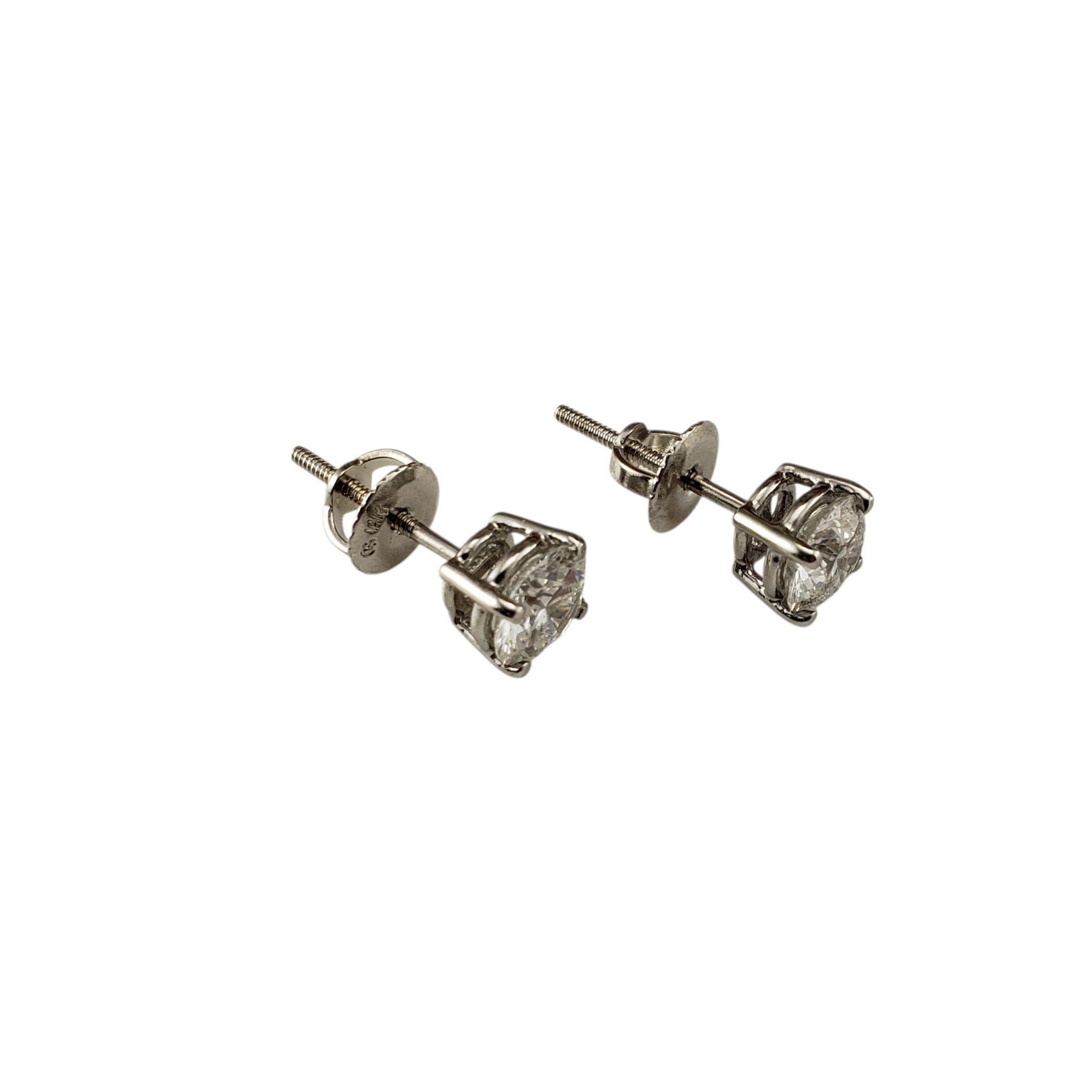 Boucles d'oreilles en or blanc 14 carats avec diamants #22488 Bon état - En vente à Washington Depot, CT