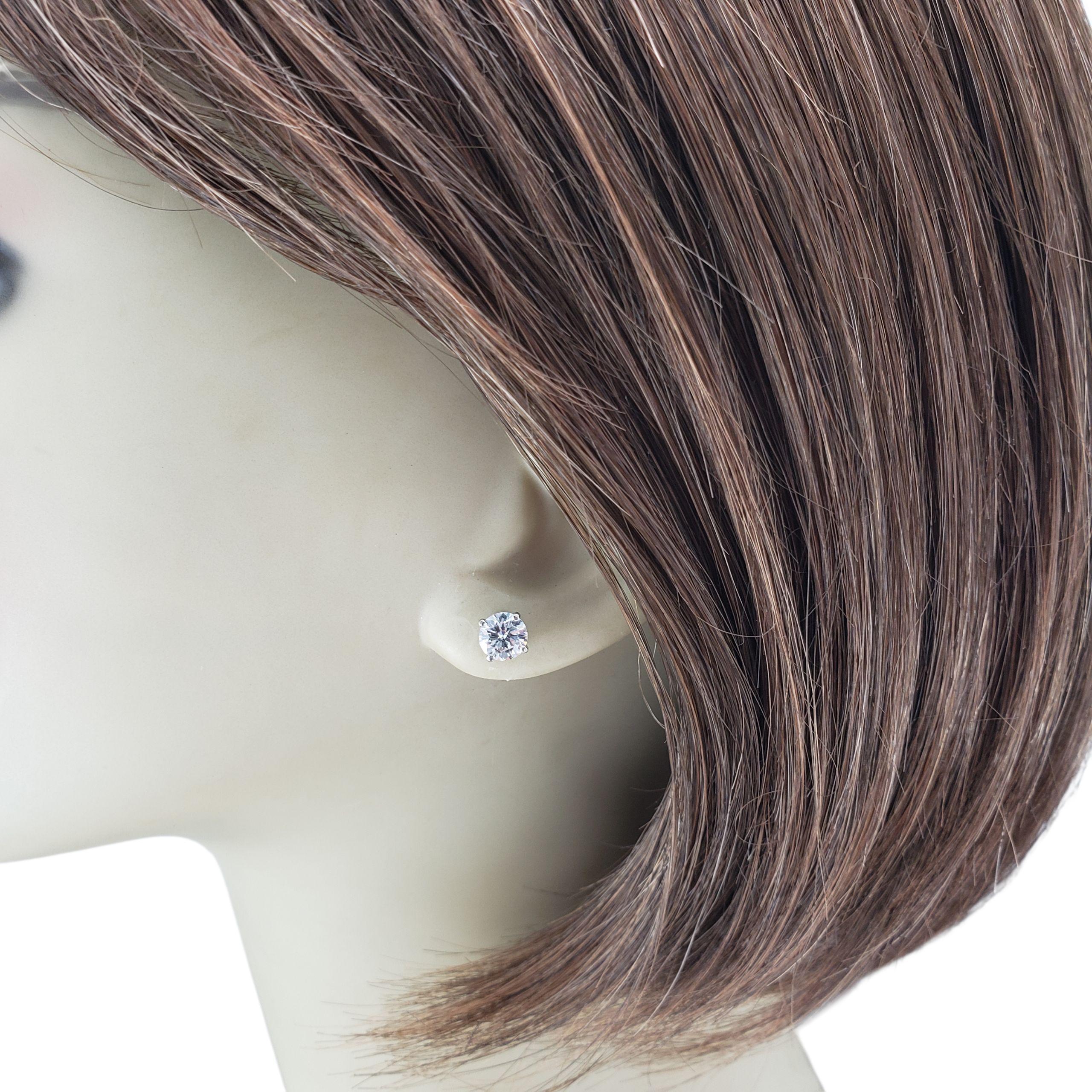 Boucles d'oreilles en or blanc 14 carats avec diamants #22488 en vente 2