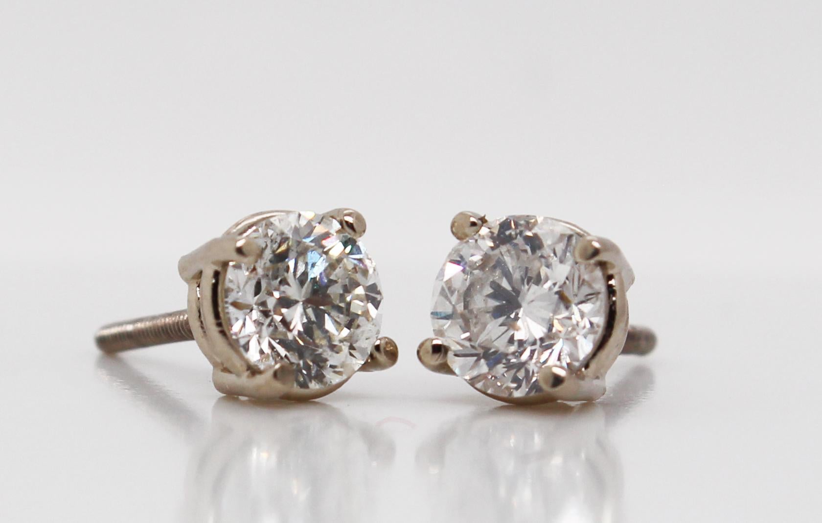 Moderne Clous d'oreilles en or blanc 14 carats et diamants en vente