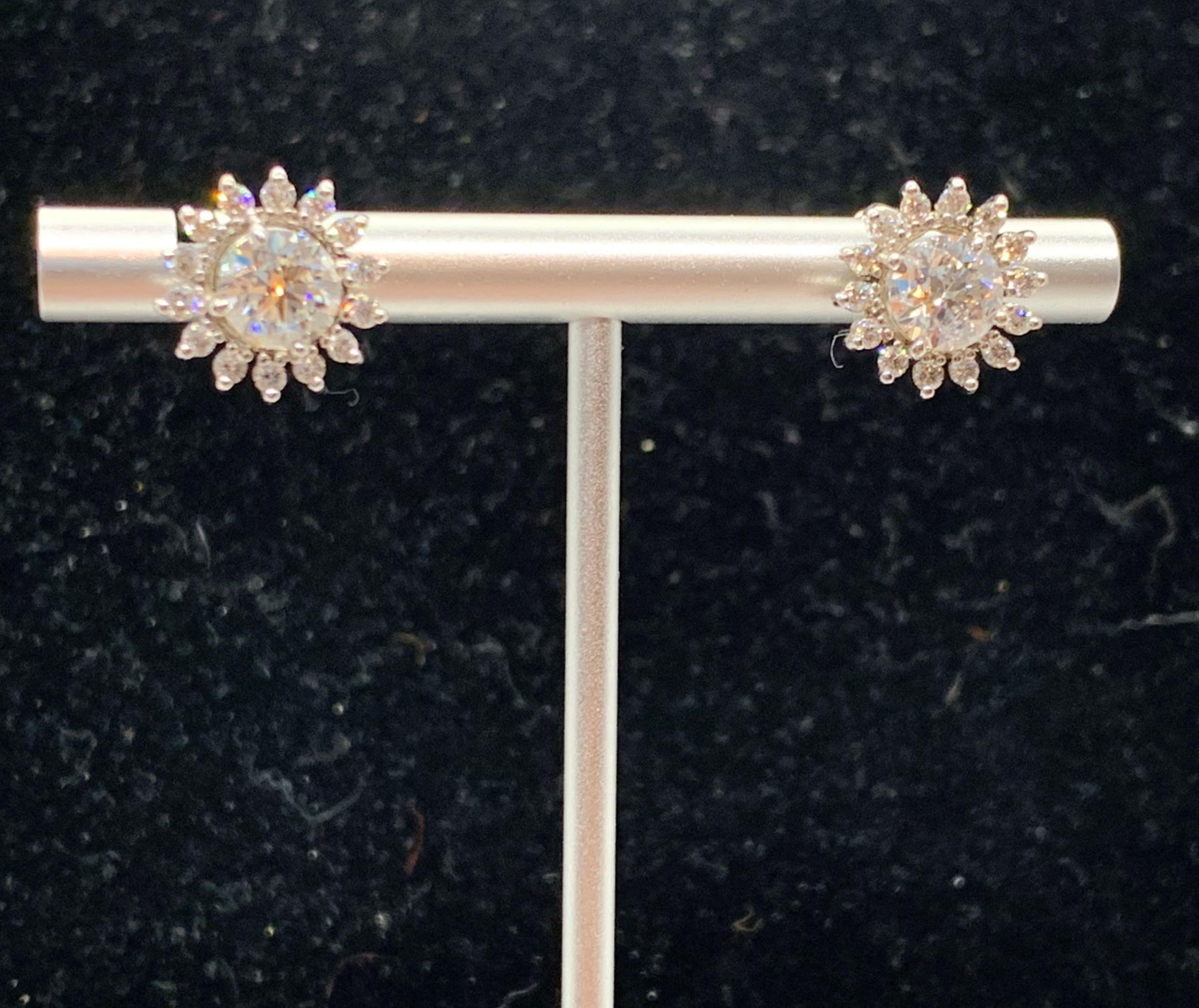14 Karat White Gold Diamond Stud Earrings For Sale 1