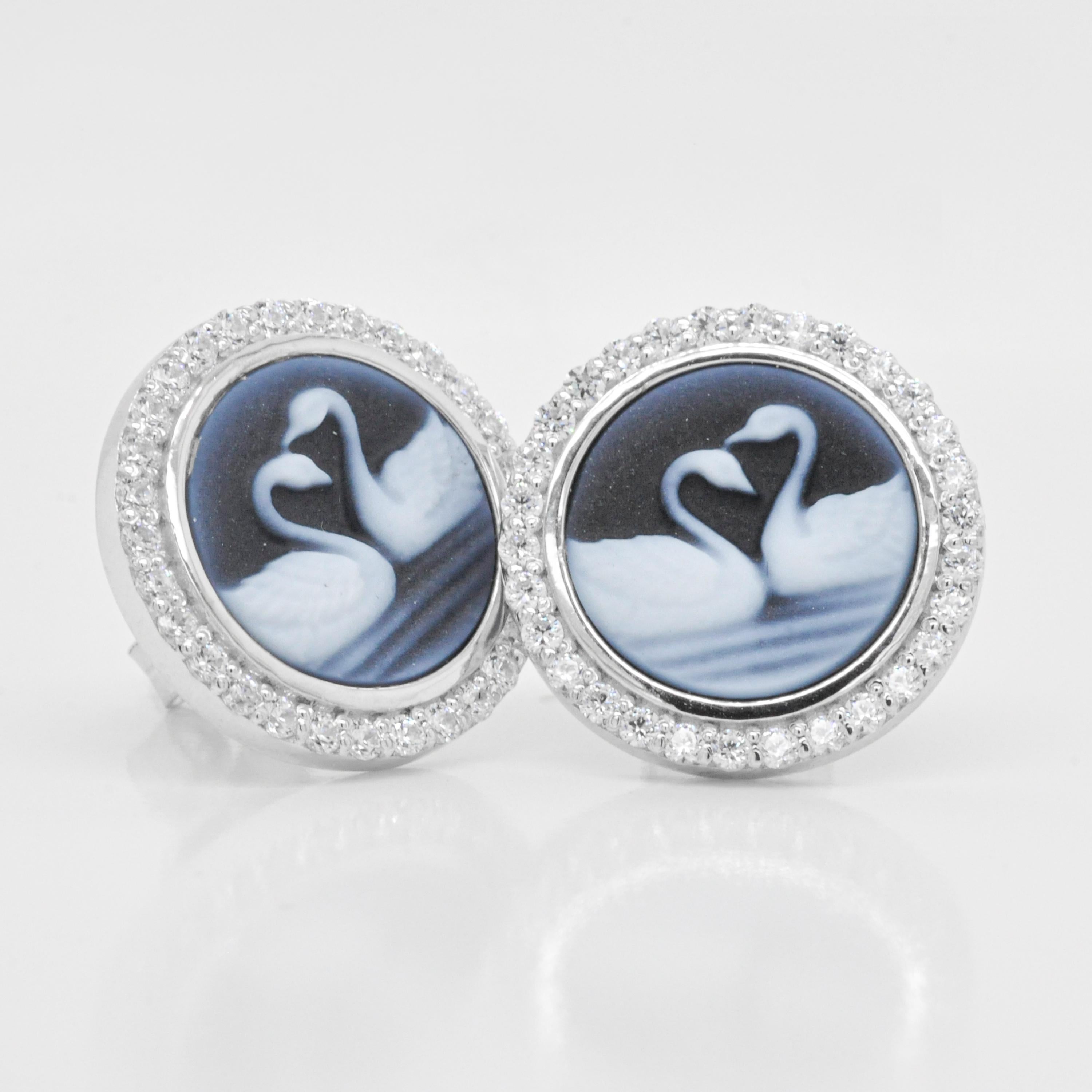 14 Karat White Gold Diamond Swan Couple Agate Cameo Studs Earrings In New Condition For Sale In Jaipur, Rajasthan