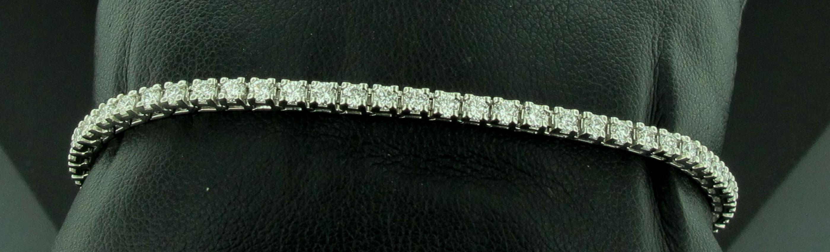 Round Cut 14 Karat White Gold Diamond Tennis Bracelet 2.00 Carat For Sale