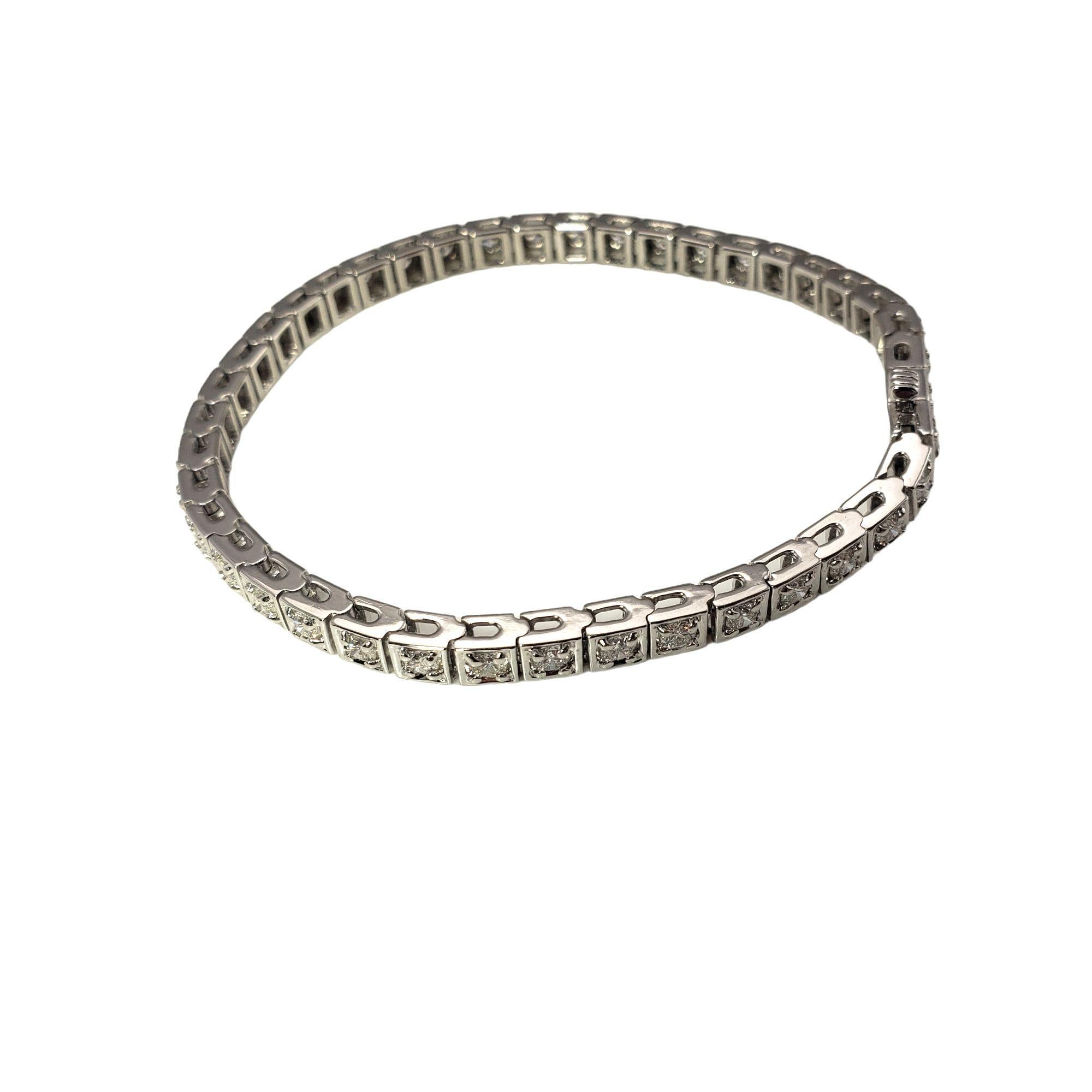 Vintage 14 Karat Weißgold Diamant-Tennis-Armband 2,5 TCW.-

Dieses funkelnde Armband besteht aus 41 runden Diamanten im Brillantschliff, die in klassisches 14-karätiges Weißgold gefasst sind. Breite: 4 mm.

Ungefähres Gesamtgewicht der Diamanten: