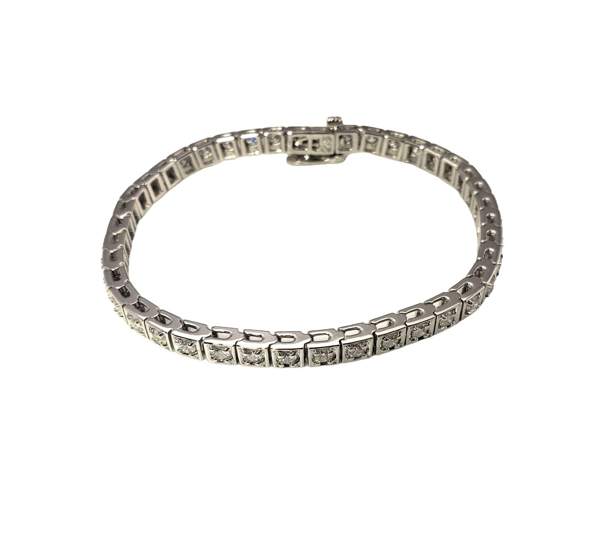 14 Karat Weißgold Diamant-Tennisarmband 2,5 TCW. im Zustand „Gut“ in Washington Depot, CT