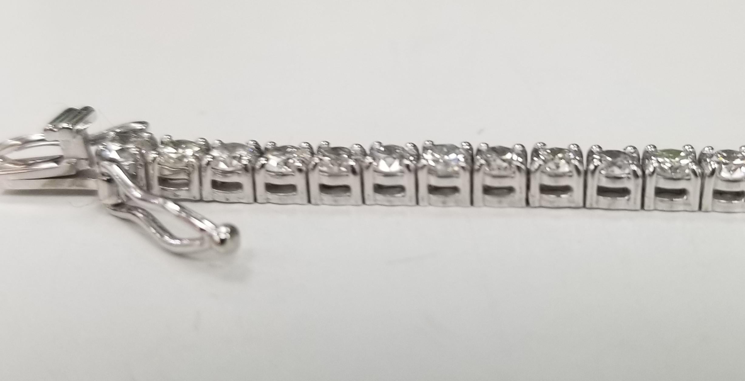 Contemporary 14 Karat White Gold Diamond Tennis Bracelet 5.29 Carat For Sale