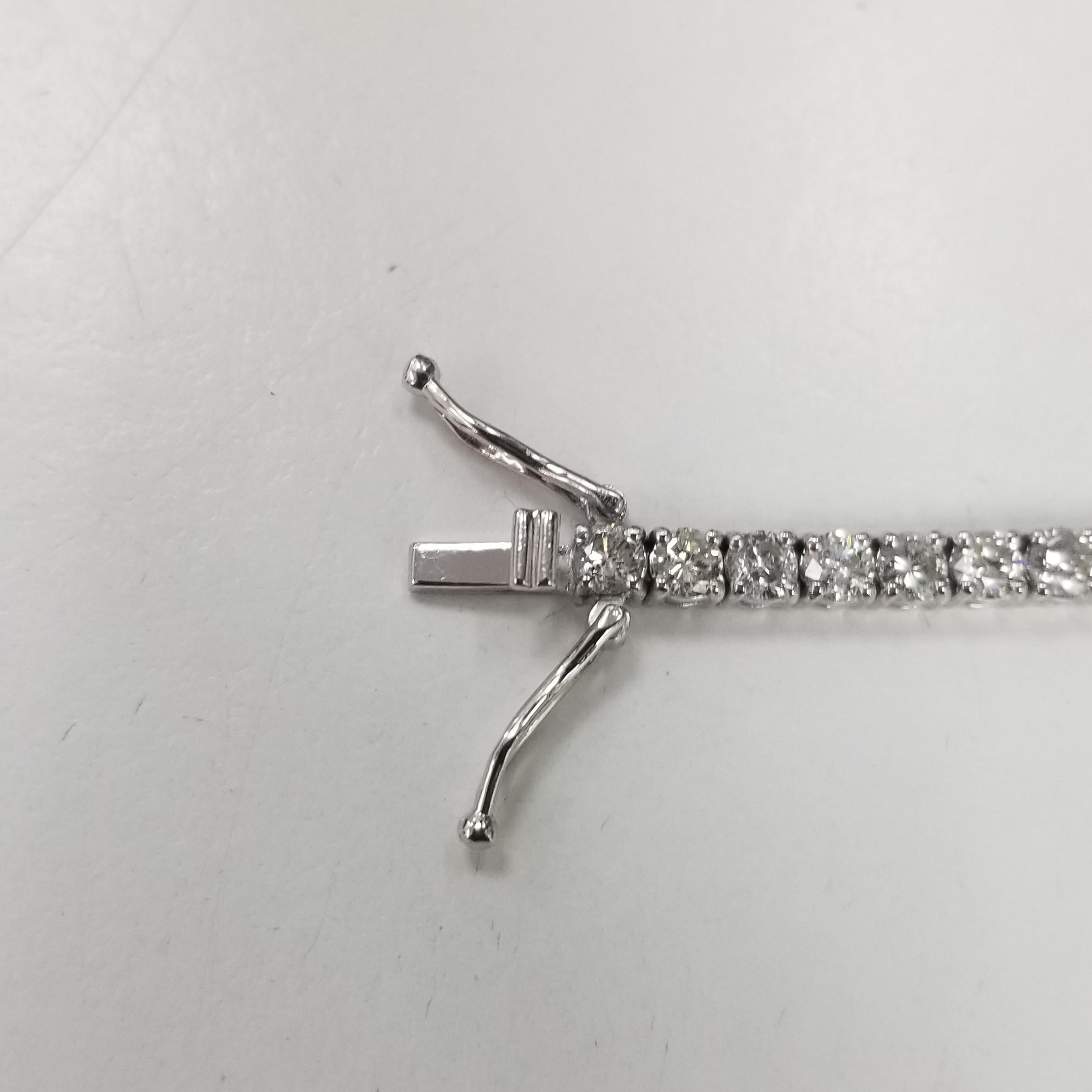 Round Cut 14 Karat White Gold Diamond Tennis Bracelet 5.29 Carat For Sale