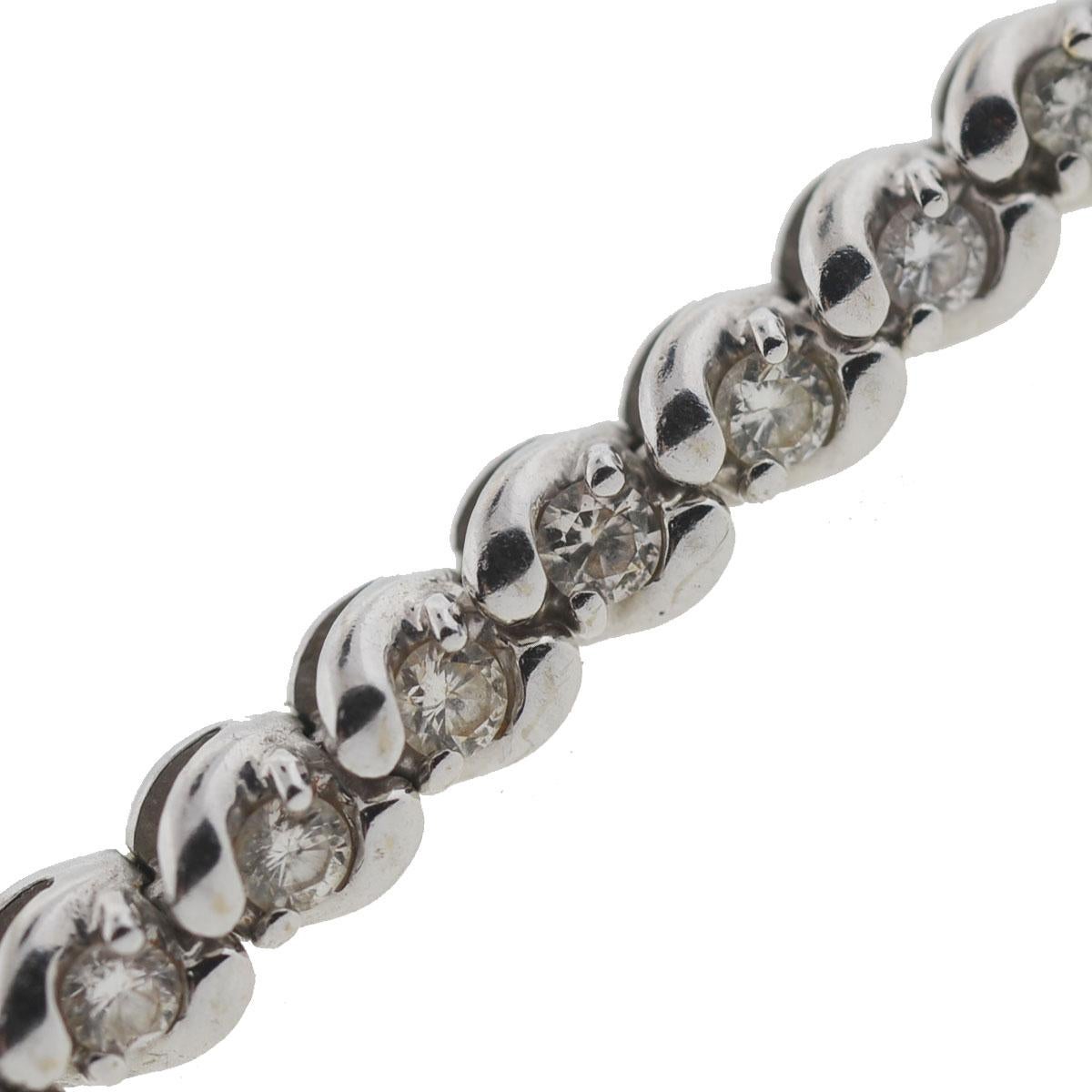 Company-N/A
Style-Tennis Bracelet
Metal-14kt White Gold
Stones-Diamonds, approx. 2.1 cts TW
Bracelet Weight-14.46 grams
Size -Fits Writs 6 3/7