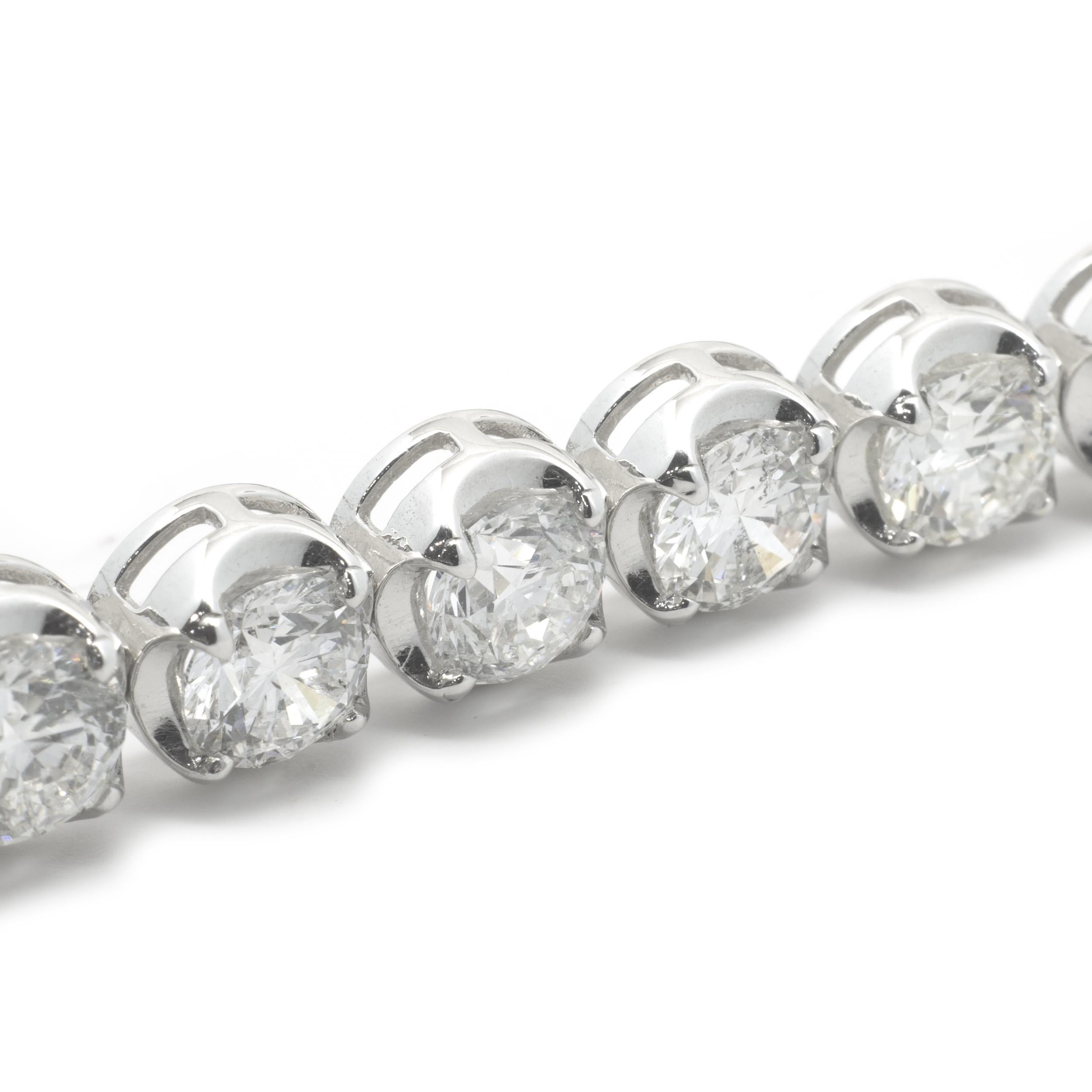 Concepteur : personnalisé
Matériau : Or blanc 14K
Diamants : 26 diamants ronds de taille brillant = 14.05cttw
Couleur : E
Clarté : SI1
Dimensions : le bracelet s'adapte à un poignet de 7 pouces.
Poids : 17,24 grammes
