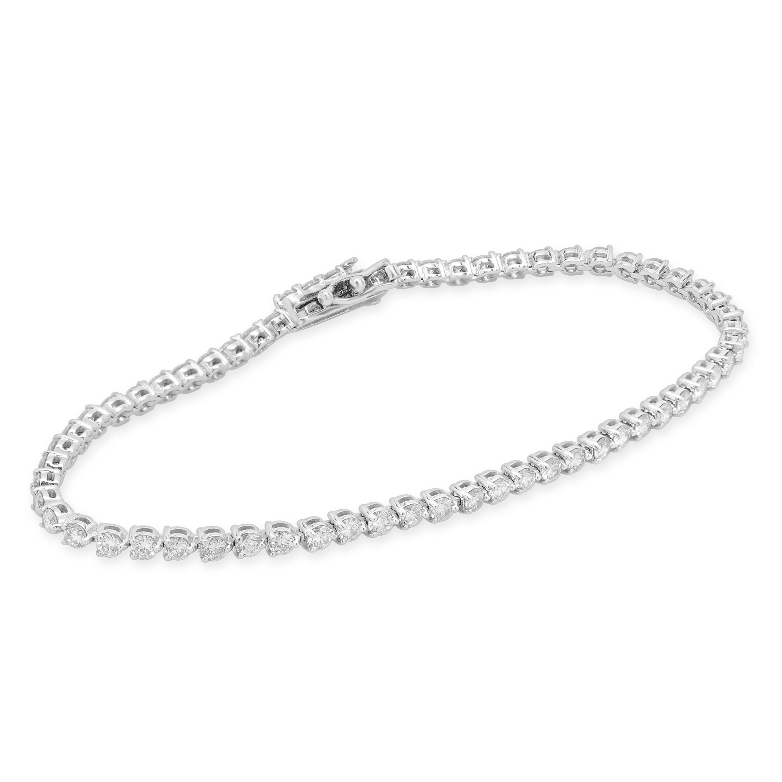 Diseñador: diseño personalizado
Material: Oro blanco de 14 quilates
Diamante: 61 talla brillante redonda = 2,75 ctw
Color: G
Claridad: SI1
Dimensiones: la pulsera se ajusta a una muñeca de hasta 7 pulgadas
Peso: 6.34 gramos