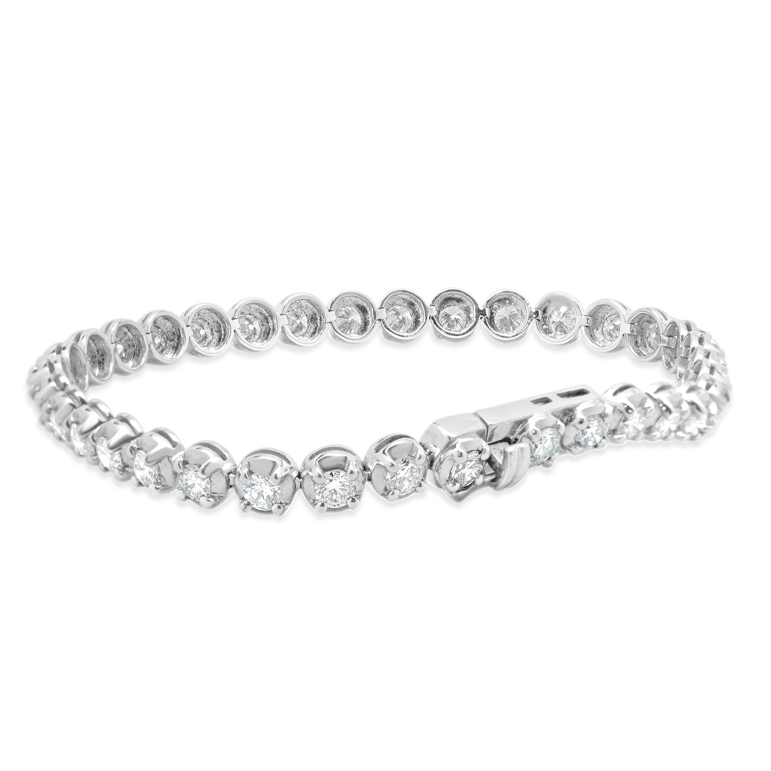 Material: oro blanco de 14 quilates
Diamantes: talla brillante redonda = 5,10cttw
Color: H
Claridad: SI1
Dimensiones: la pulsera se ajusta a una muñeca de hasta 7 pulgadas 
Peso: 11.85 gramos