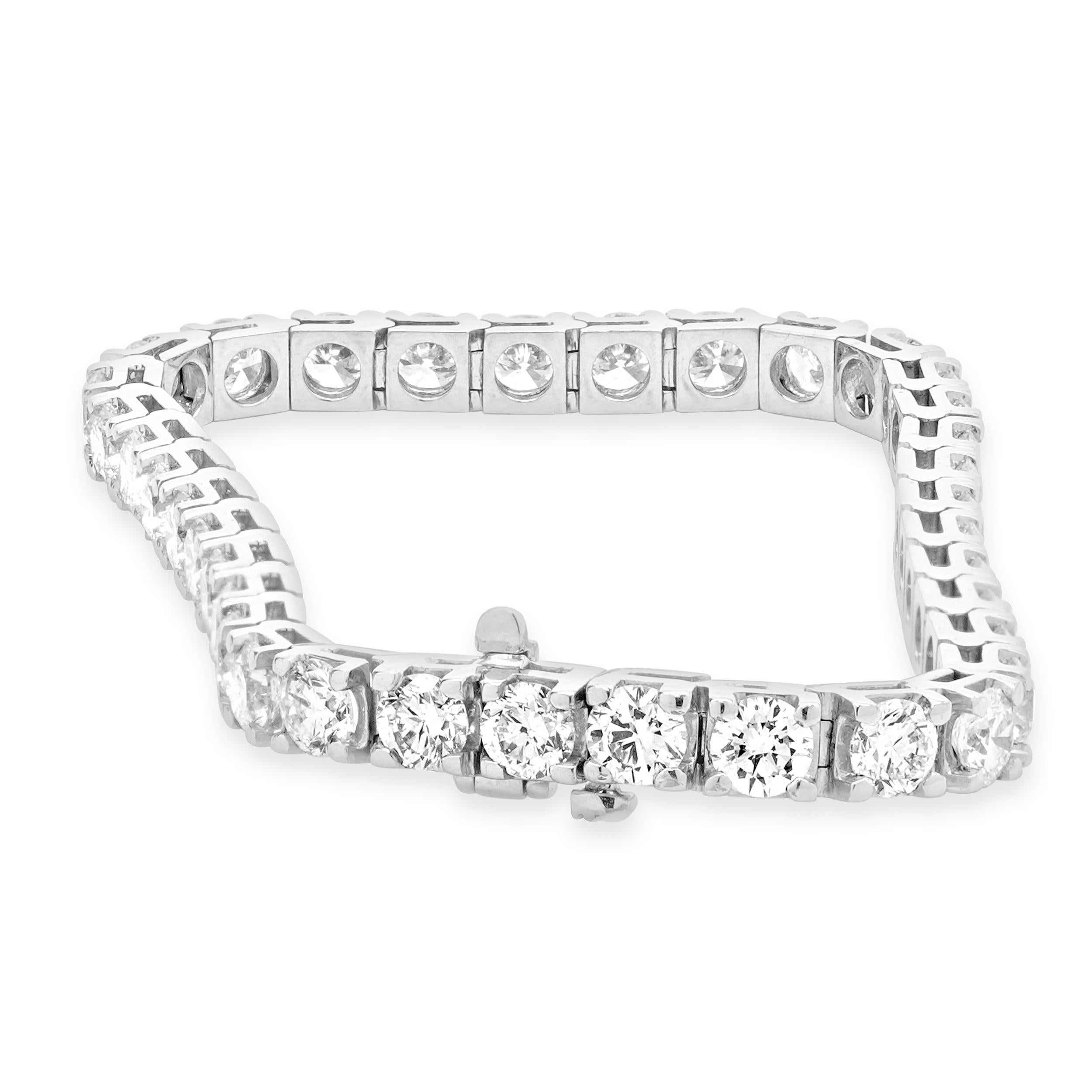 Designer : design personnalisé
Matériau : Or blanc 14K
Diamant : 36 diamants ronds de taille brillant = 11.00cttw
Couleur : H
Clarté : SI1
Dimensions : le bracelet convient à un poignet de 7.25 pouces maximum.
Poids : 18,34 grammes
