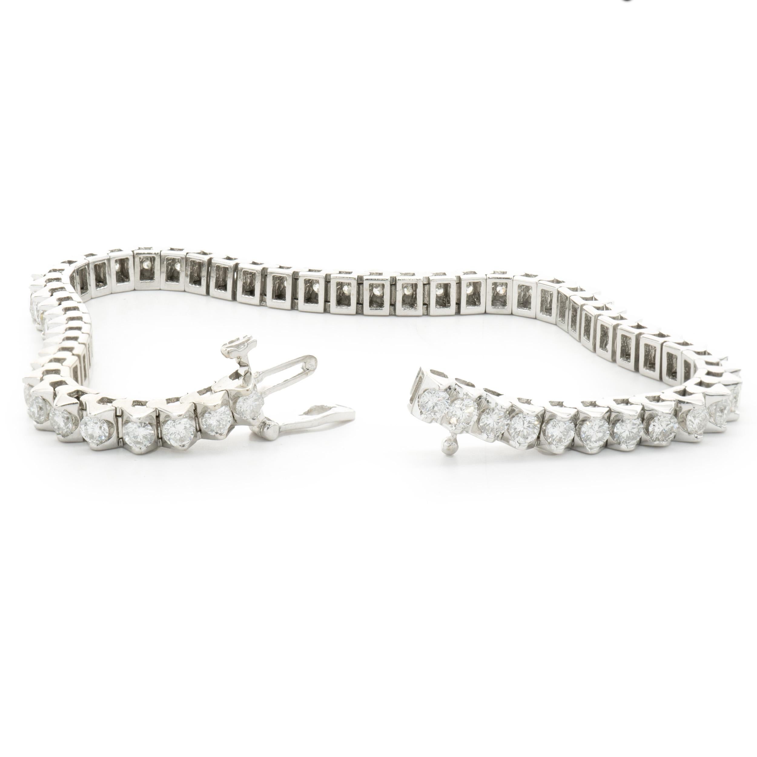 Taille ronde Bracelet tennis en or blanc 14 carats et diamants  en vente