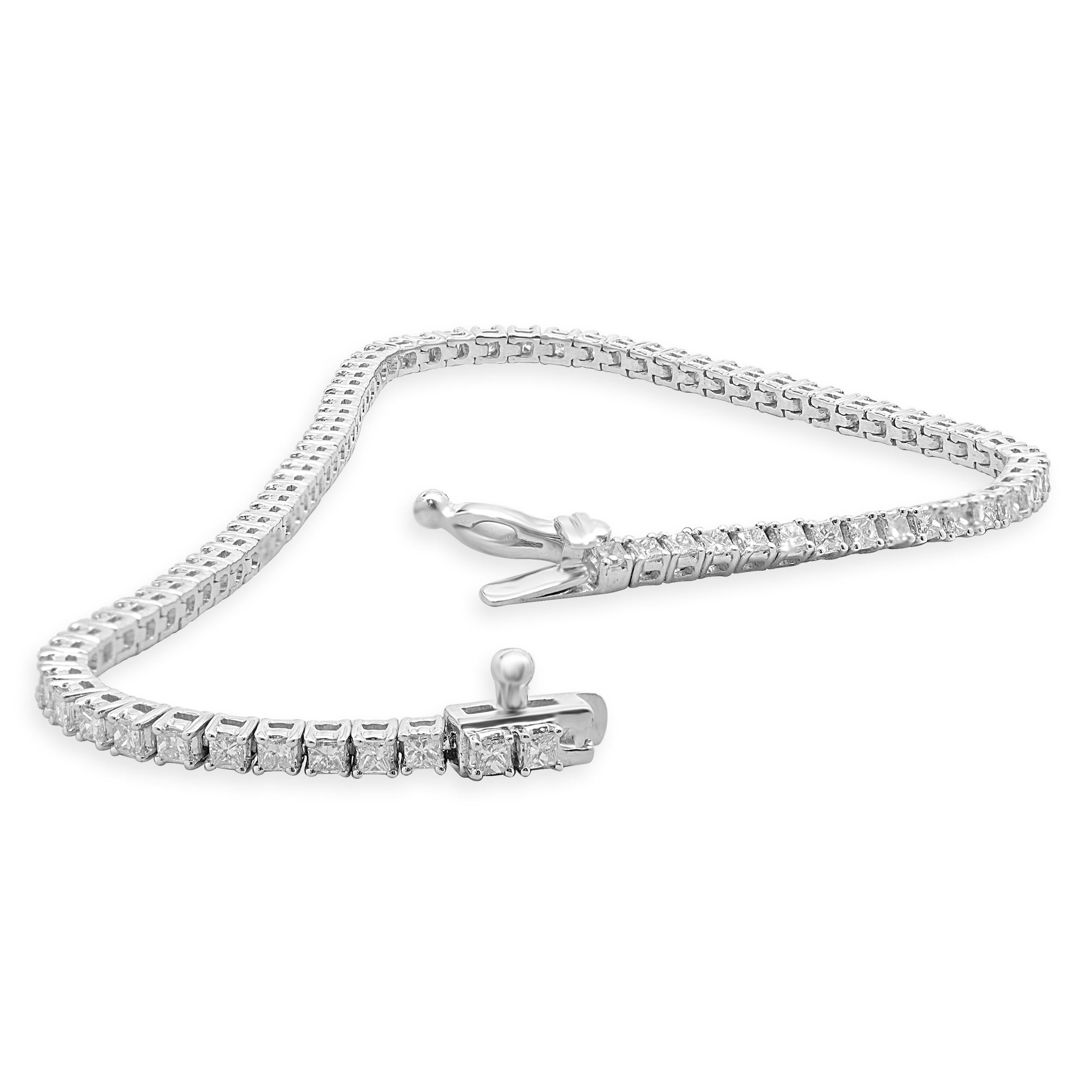 14 Karat White Gold Diamond Tennis Bracelet In Excellent Condition For Sale In Scottsdale, AZ