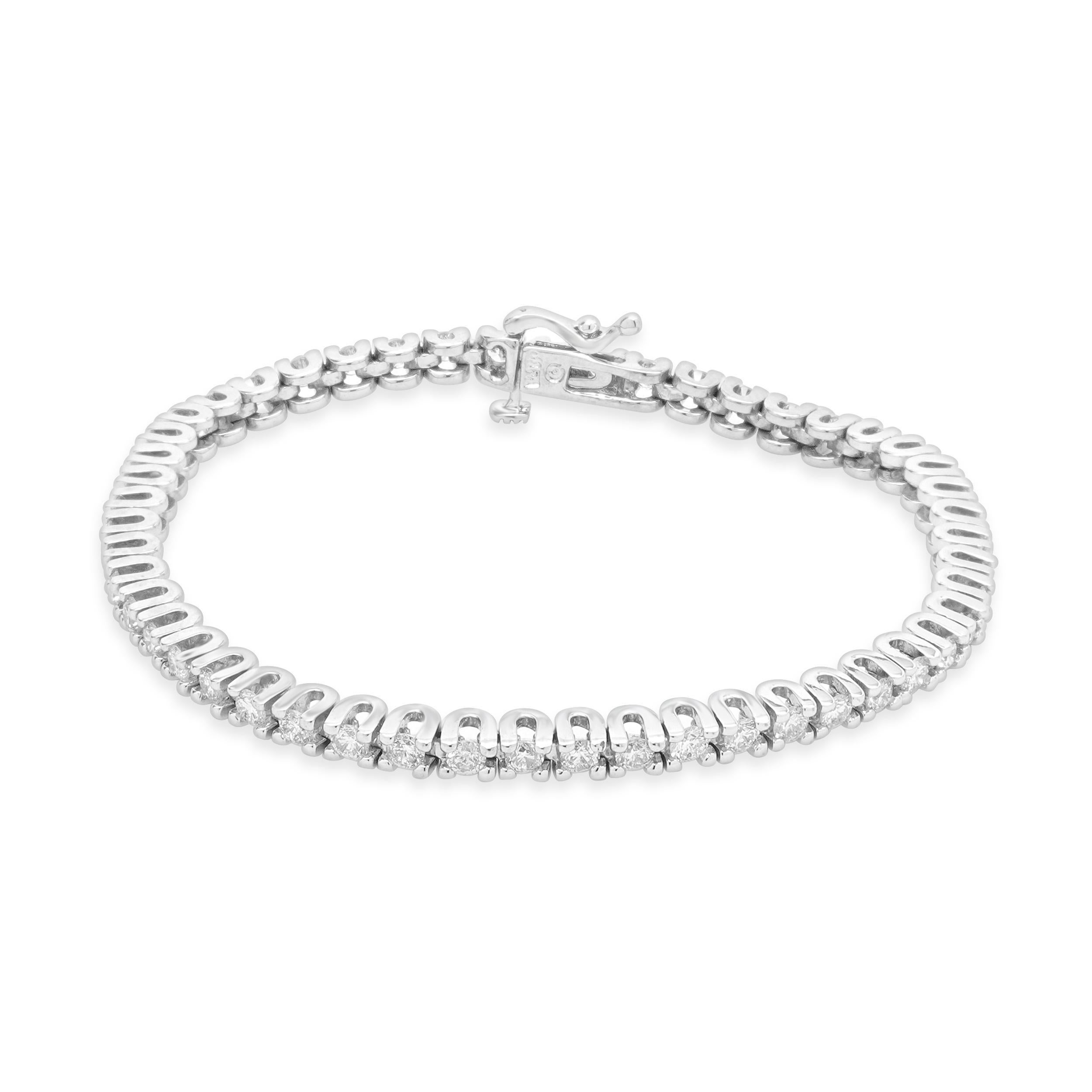 Diseñador: diseño personalizado
Material: oro blanco de 14 quilates
Diamantes: talla redonda = 2,50ctw
Color: I / J
Claridad: I1
Dimensiones: la pulsera se ajusta a una muñeca de hasta 7 pulgadas
Peso: 14,32 gramos