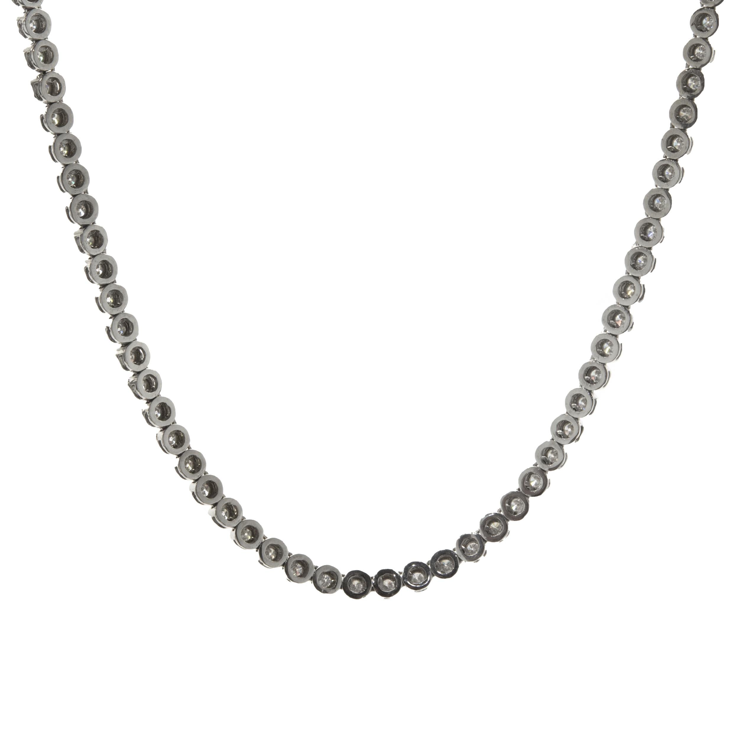 Designer : design personnalisé
Matériau : Or blanc 14K 
Diamant : 154 diamants ronds de taille brillant = 3,43cttw
Couleur : F/G
Clarté : SI1
Dimensions : le collier mesure 18 pouces de long.
Poids : 14,22 grammes