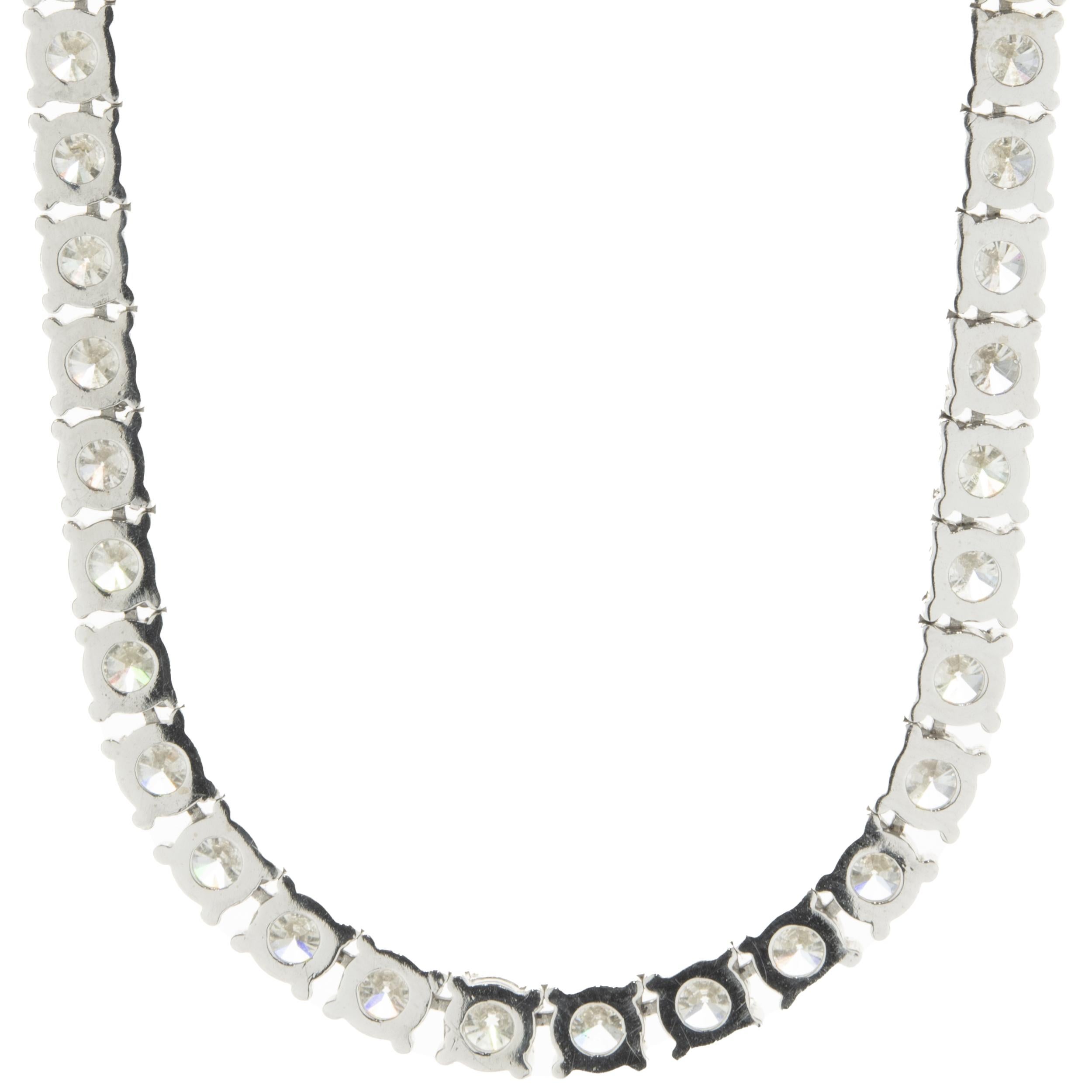 Designer : design personnalisé
Matériau : or blanc 14K
Diamants : 120 diamants ronds de taille brillant = 18,29cttw
Couleur : G 
Clarté : VS-SI1
Dimensions : le collier mesure 18 pouces de long 
Poids : 27,14 grammes
