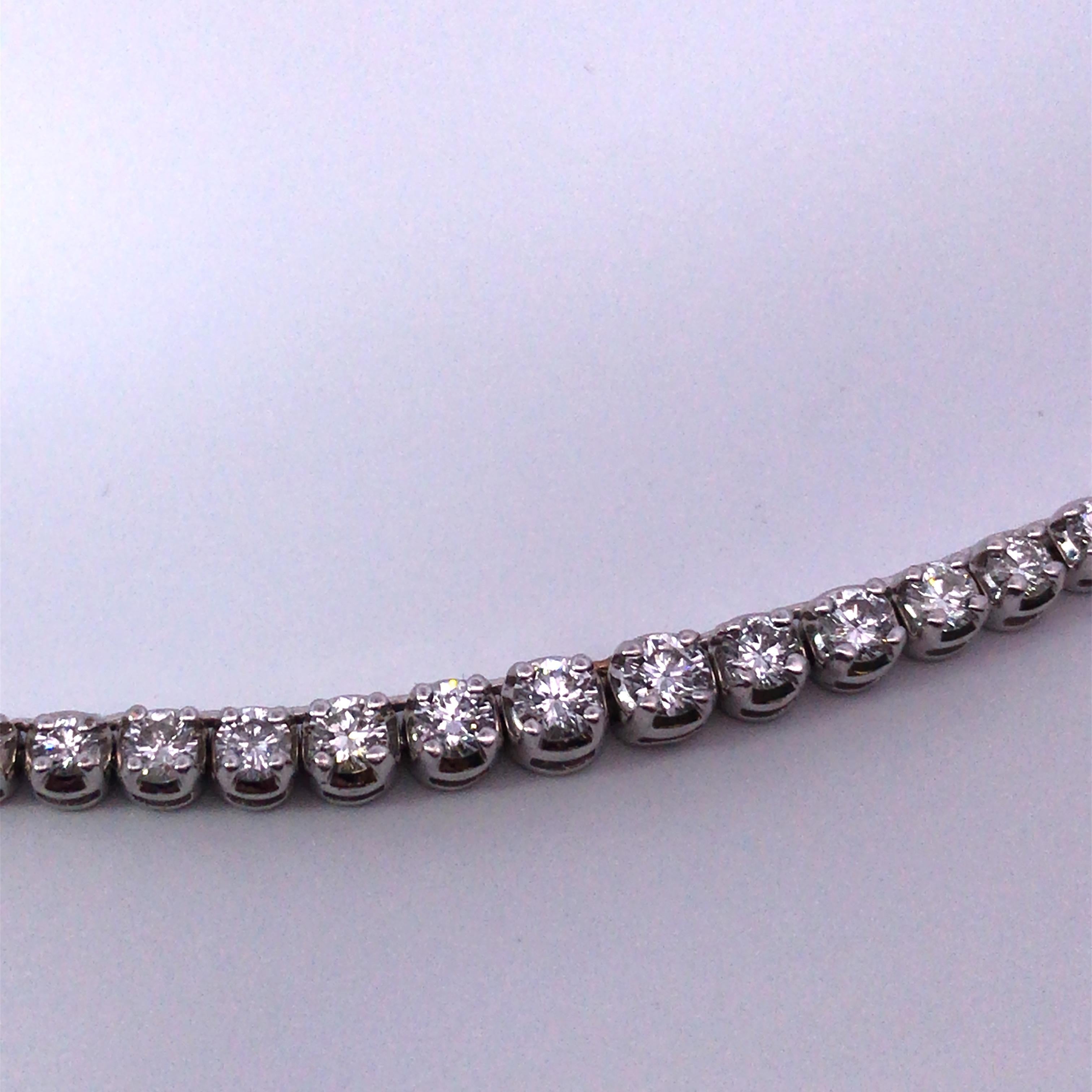 14 Karat White Gold Diamond Tennis Necklace In Excellent Condition For Sale In Palm Desert, CA