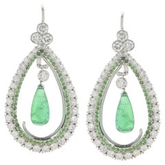 Pendants d'oreilles en or blanc 14 carats avec diamants, tsavorites et émeraudes en forme de briolette