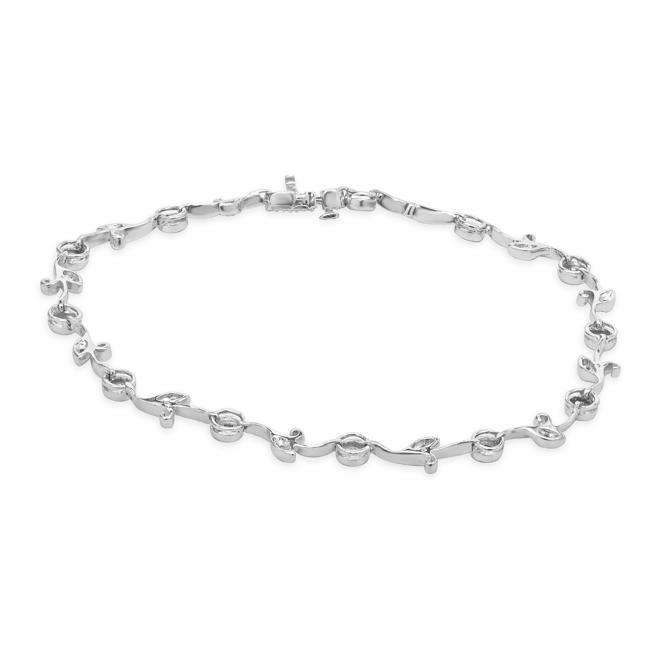 Designer: design personalizzato
Materiale: oro bianco 14 carati
Diamante: 24 tondi taglio brillante = 0,24cttw
Colore: I
Chiarezza: SI2
Dimensioni: il braccialetto si adatta a un polso di 7.25 pollici
Peso: 6.54 grammi

