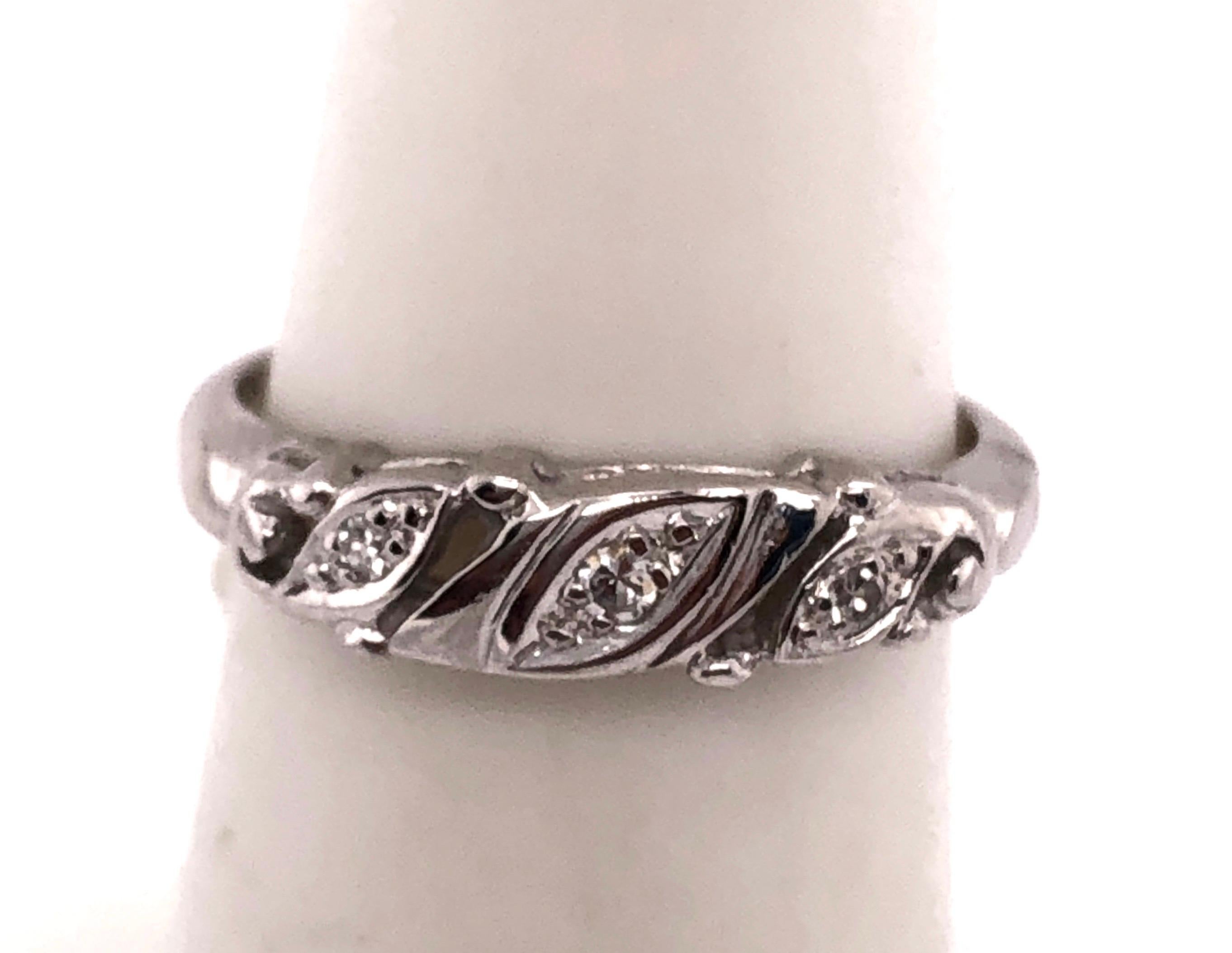 14 Karat White Gold Diamond Wedding Band Bridal Ring with Five Diamonds In Good Condition For Sale In Stamford, CT