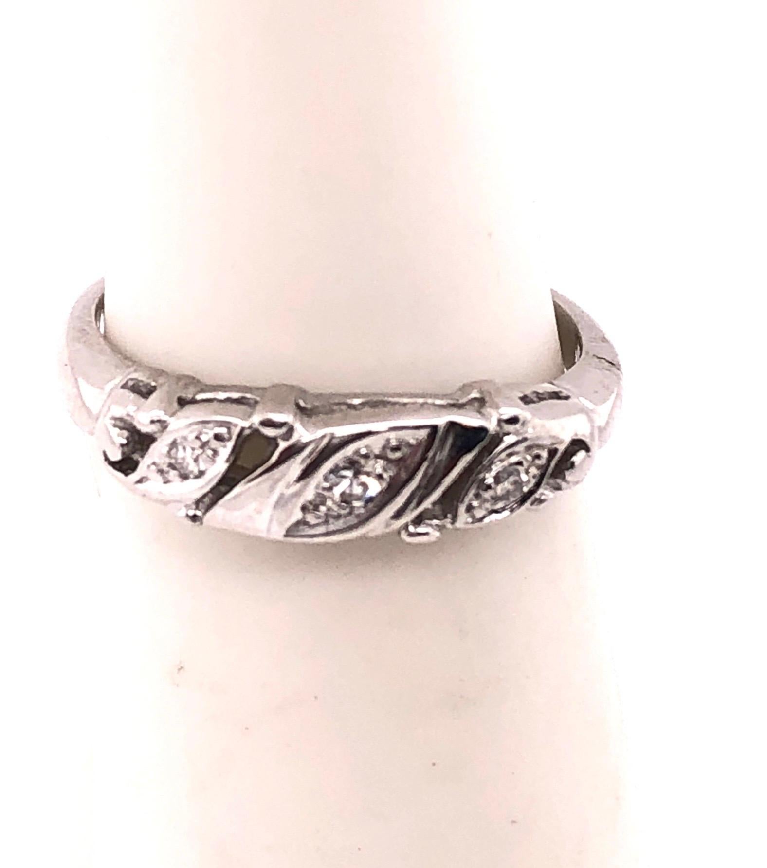 Women's or Men's 14 Karat White Gold Diamond Wedding Band Bridal Ring with Five Diamonds For Sale