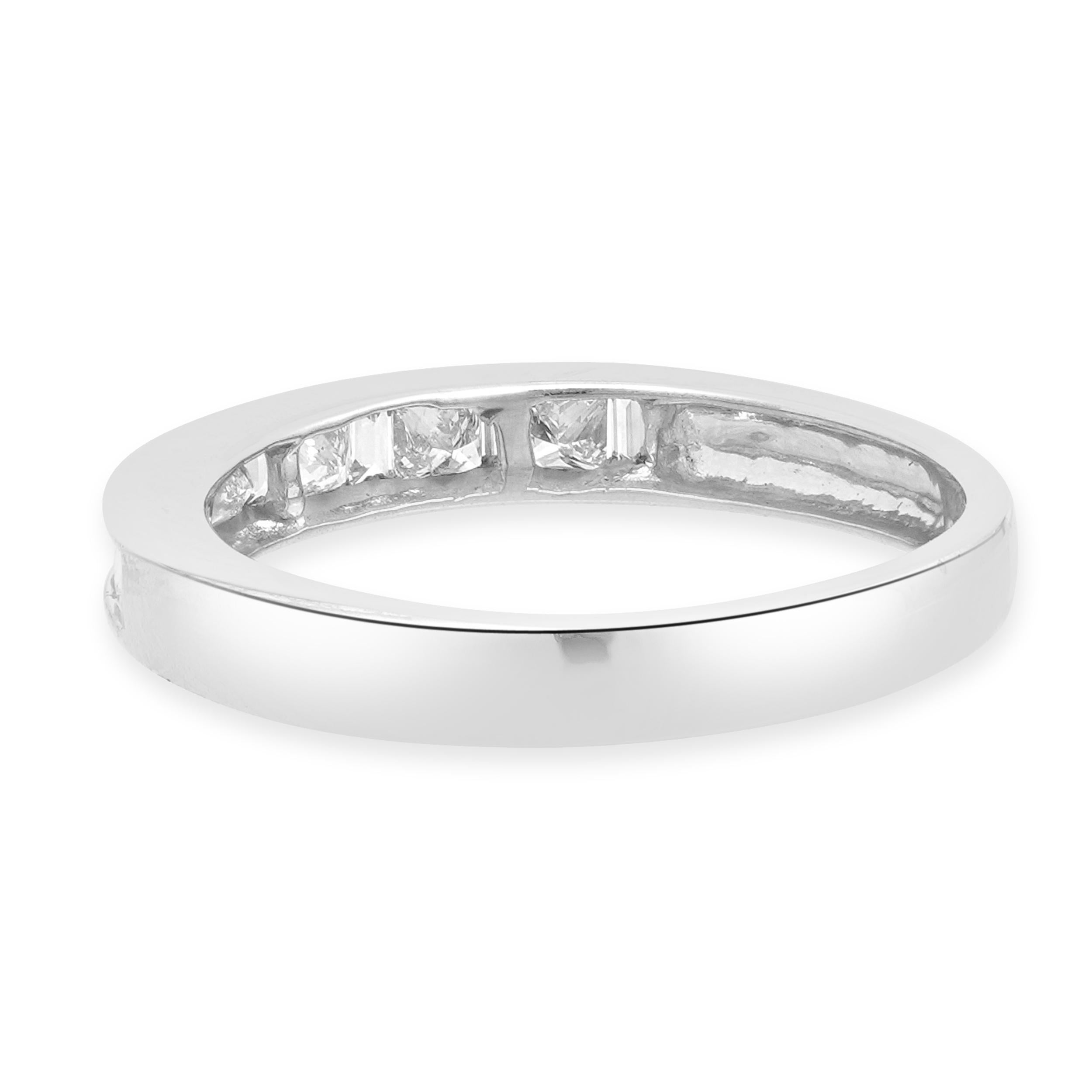 14 Karat Weißgold Diamant-Hochzeitsring im Zustand „Hervorragend“ im Angebot in Scottsdale, AZ