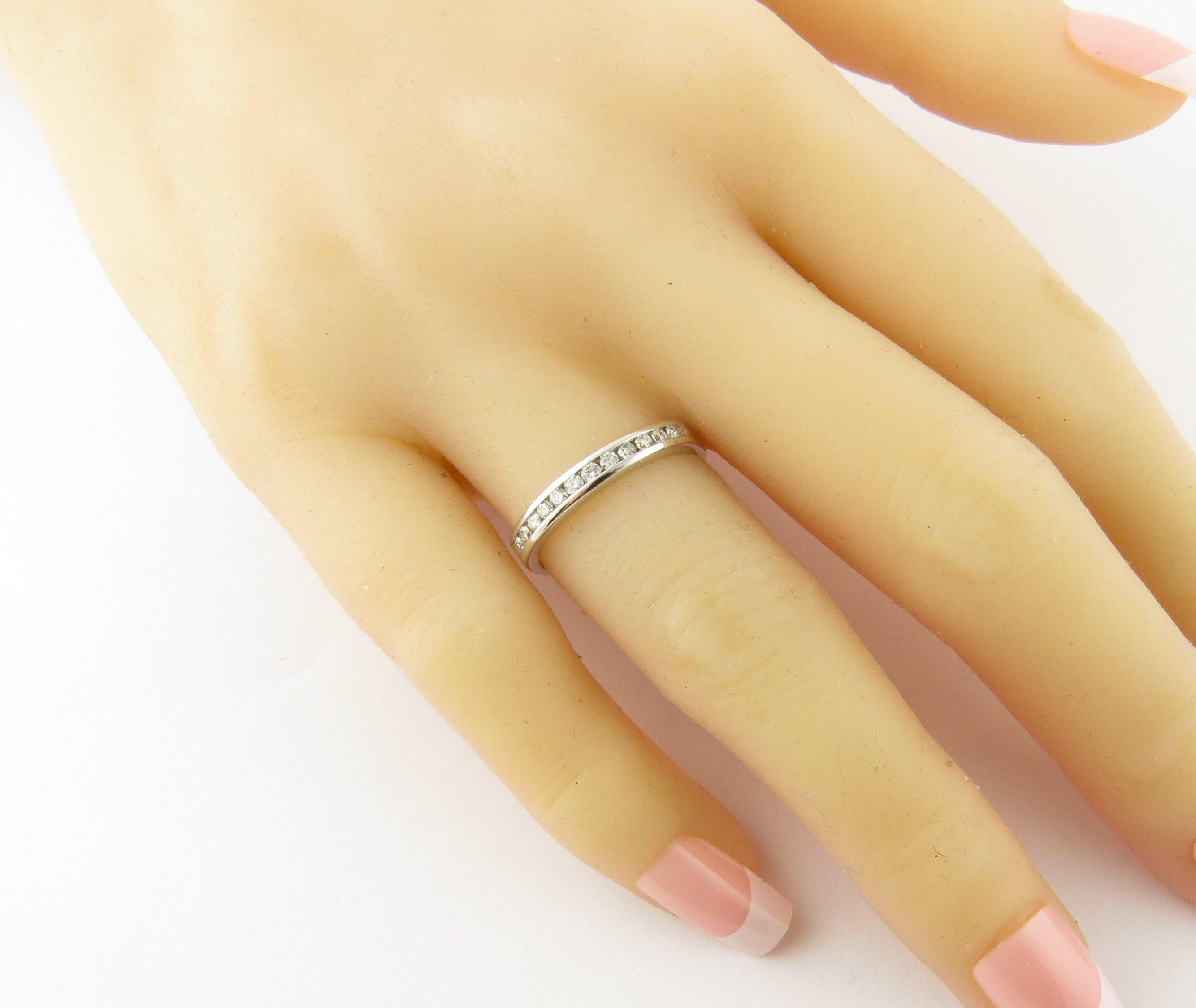 Alliance en or blanc 14 carats et diamants Pour femmes en vente