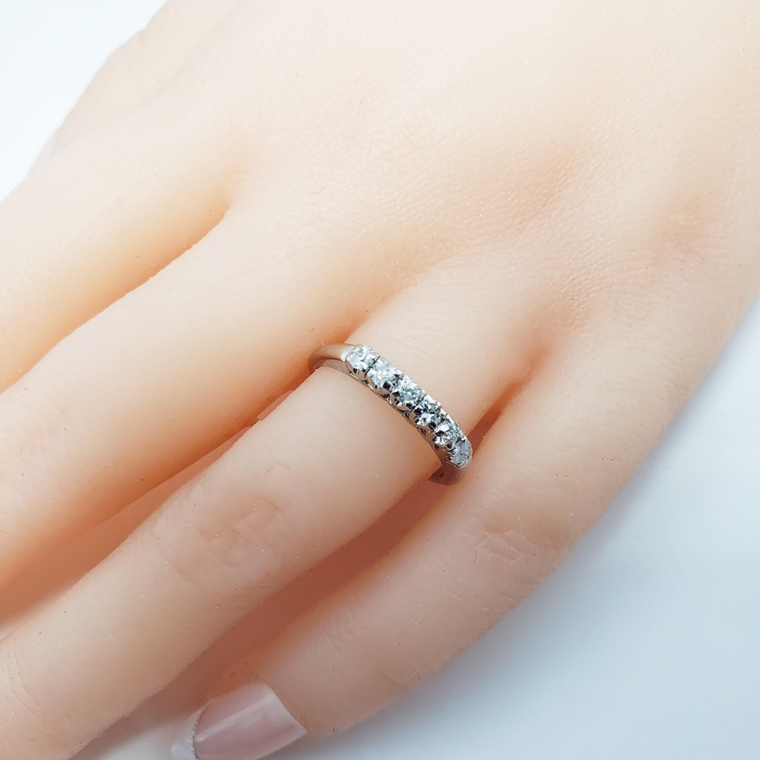 Alianza de Diamantes en Oro Blanco de 14 Kilates en venta 3