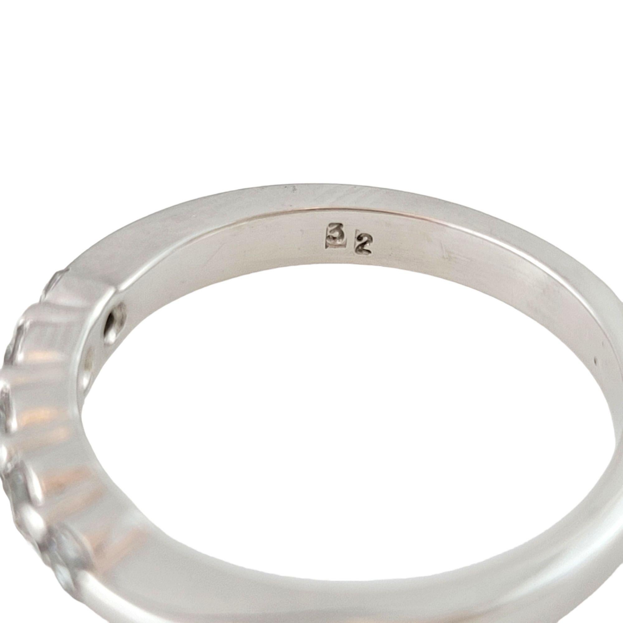 Vintage 14 Karat White Gold Diamond Wedding Band Ring Taille 6.5-

Ce bracelet étincelant présente cinq diamants ronds de taille brillant sertis dans de l'or blanc classique 14K. Largeur : 3 mm.

Poids total approximatif des diamants : 0,25