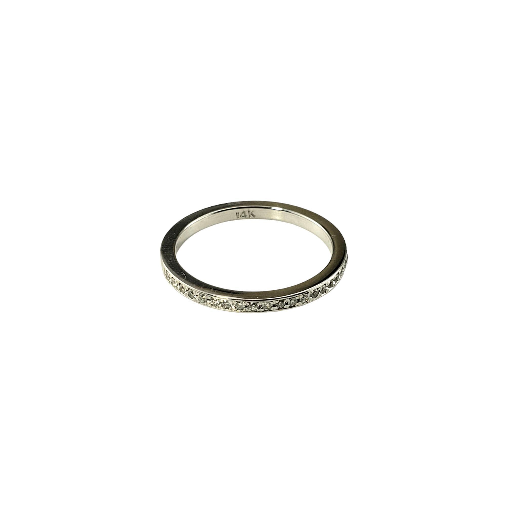 14 Karat Weißgold Diamant Ehering Ring Größe 7

Dieses funkelnde Band ist mit 20 runden Diamanten im Brillantschliff in klassischem 14-karätigem Weißgold gefasst. 

 Breite: 2 mm.

Ungefähres Gesamtgewicht der Diamanten: .20 ct.

Farbe des