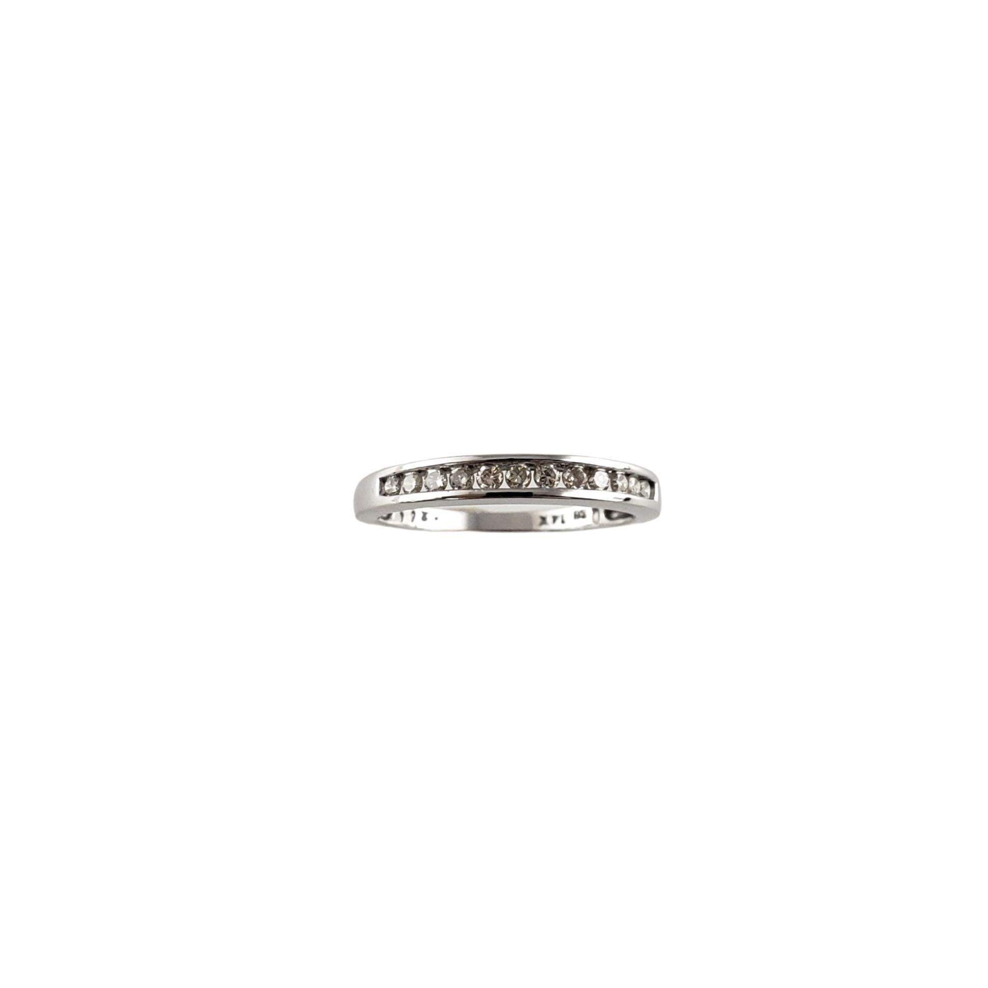 Vintage 14 Karat White Gold Diamond Wedding Band Ring Taille 7-

Ce bracelet étincelant présente 12 diamants ronds de taille brillant sertis dans de l'or blanc classique 14K. Largeur : 3 mm. Tige : 2 mm.

Poids total des diamants : 0,26 ct.

Clarté