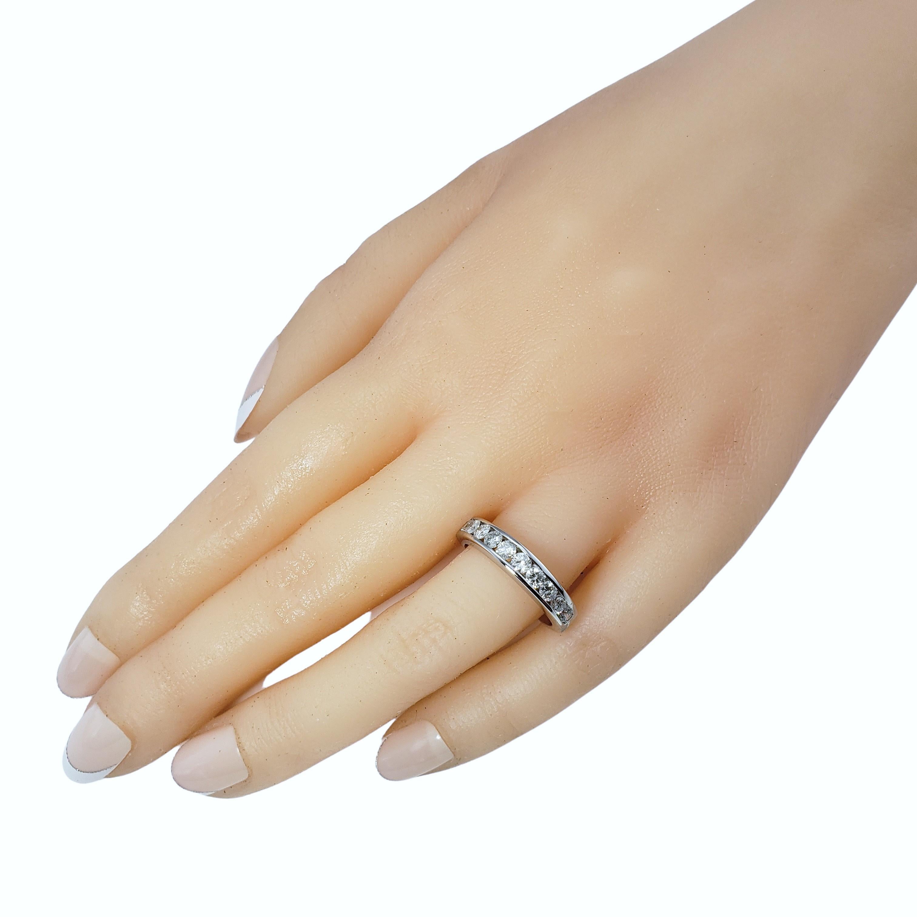 Round Cut 14 Karat White Gold Diamond Wedding Band Ring For Sale